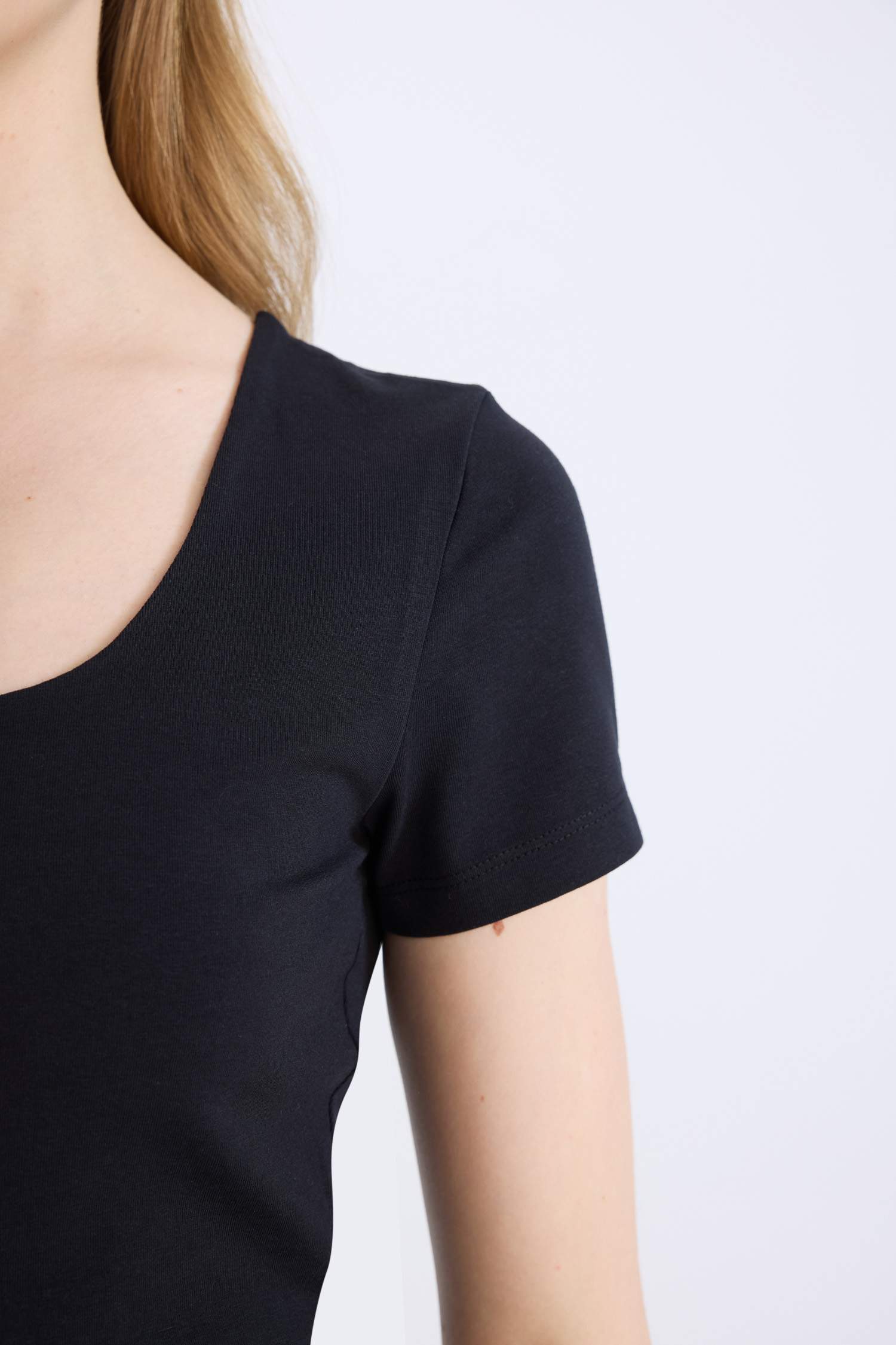 Fitted U Yaka Kısa Kollu Siyah Tişört