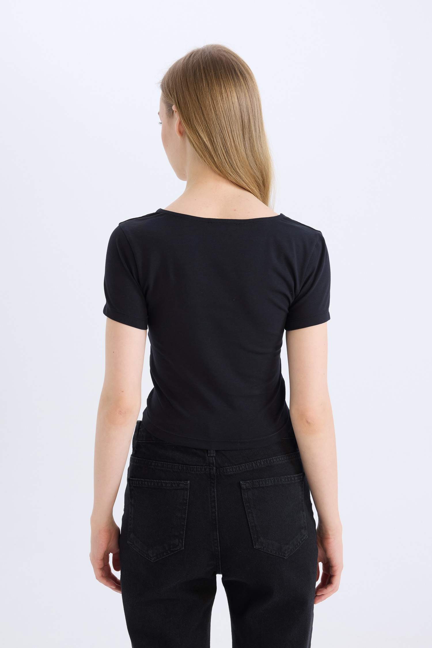 Fitted U Yaka Kısa Kollu Siyah Tişört