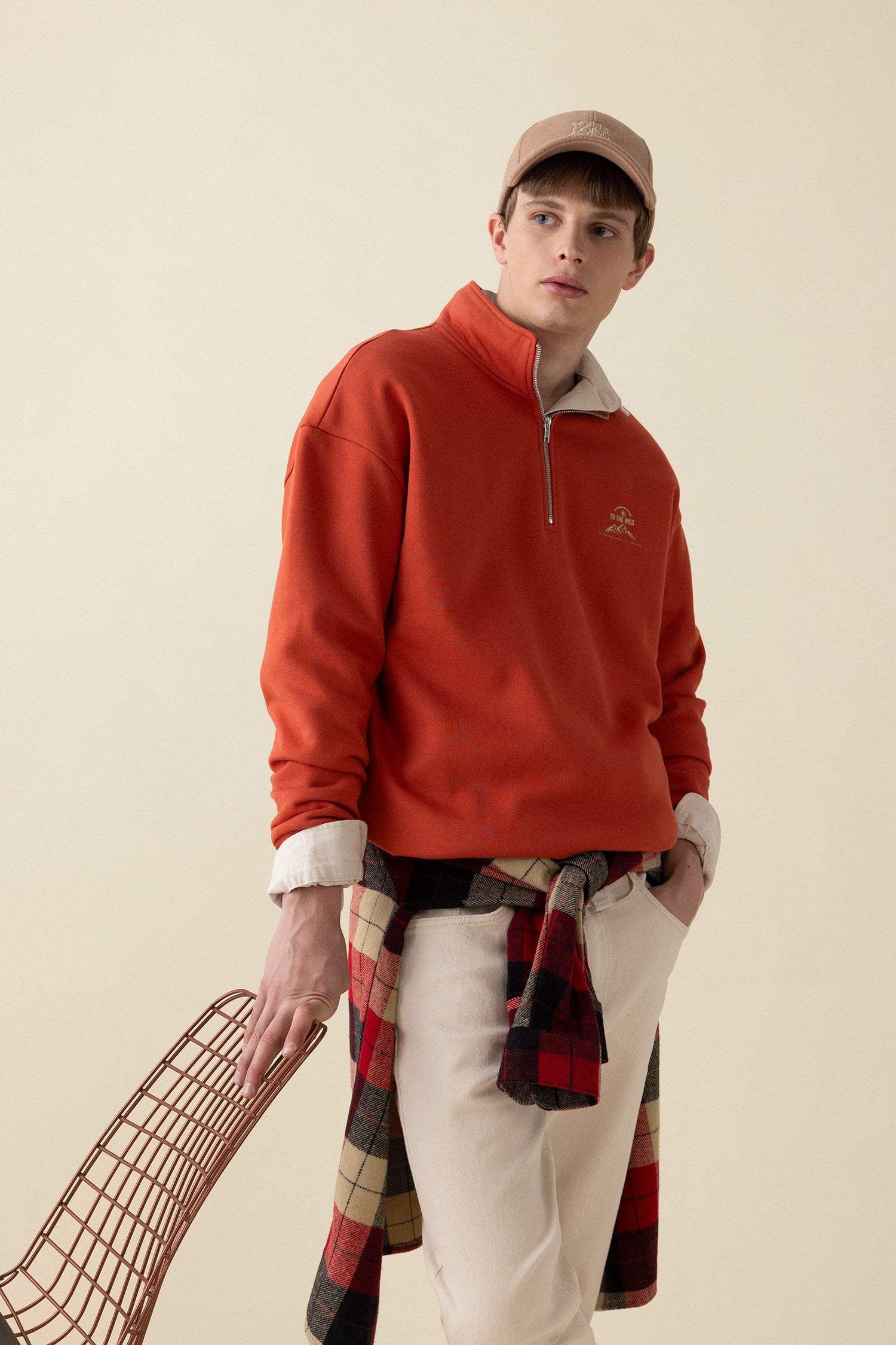 سويت شيرت قصة مريحة برقبة عالية بسحاب وطبعة حروف