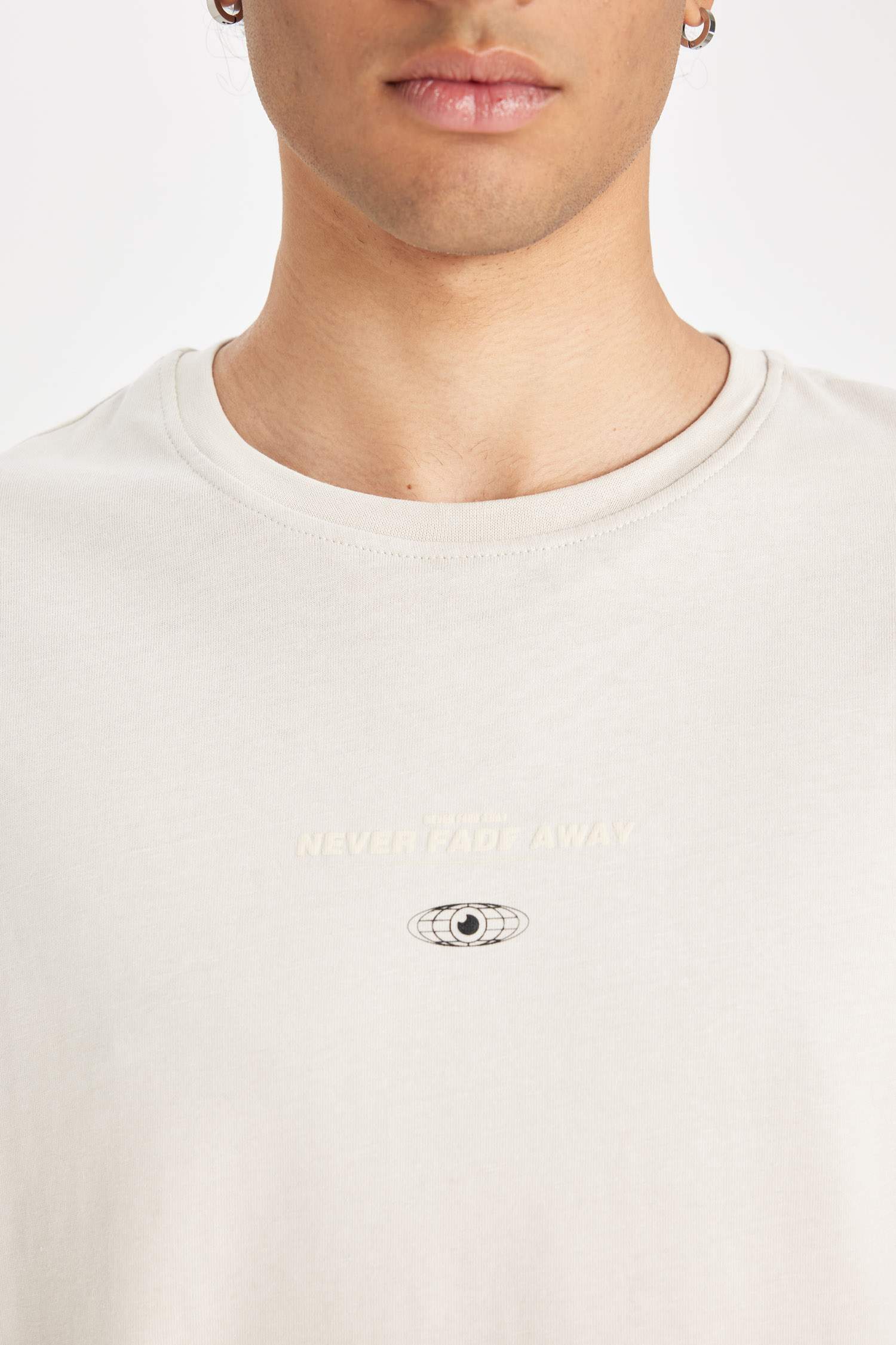 %100 Pamuk Comfort Regular Fit Rahat Kesim Bisiklet Yaka Sırt Baskılı Kısa Kollu Tişört