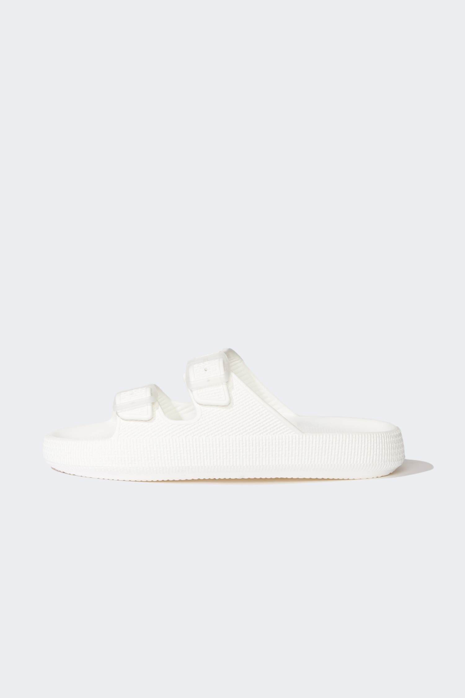 شبشب نسائي بكعب مسطح بشريط مزدوج