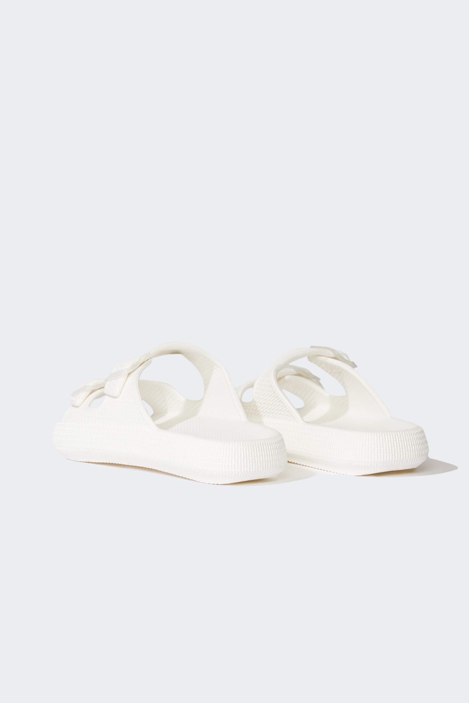 شبشب نسائي بكعب مسطح بشريط مزدوج