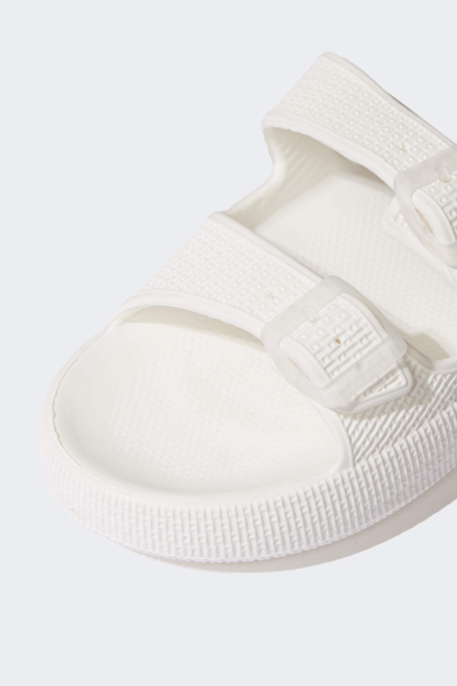 شبشب نسائي بكعب مسطح بشريط مزدوج