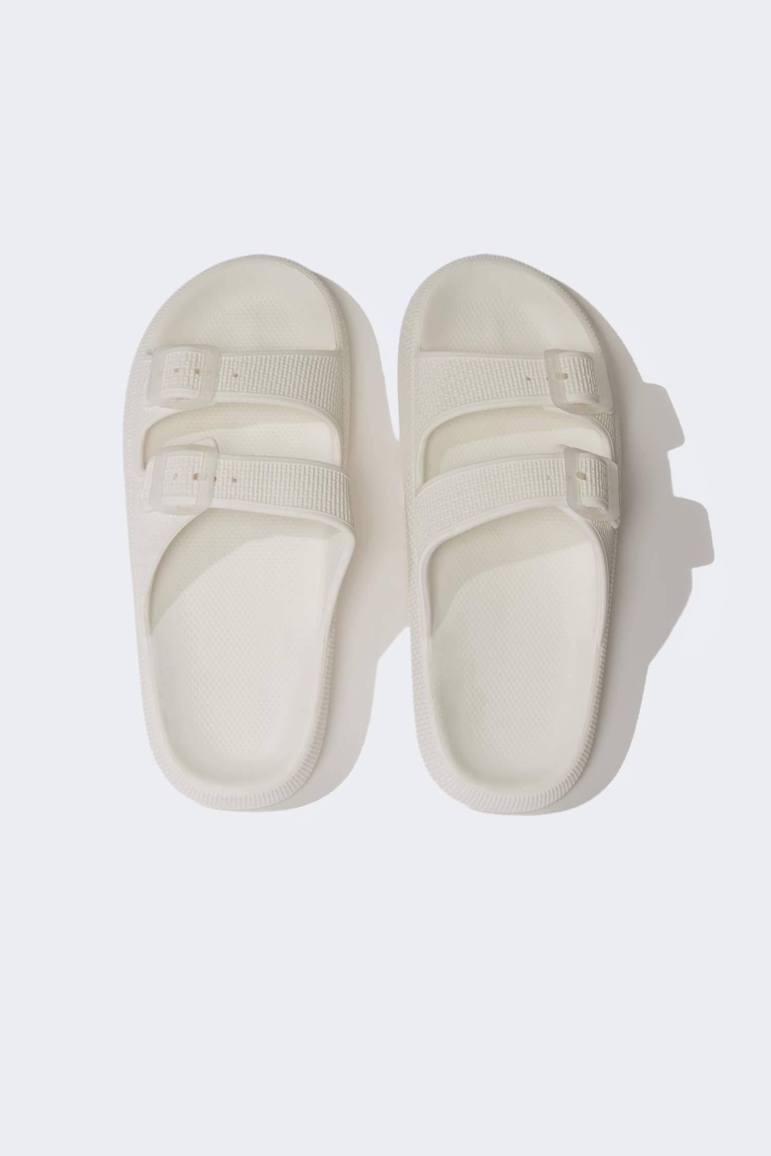 شبشب نسائي بكعب مسطح بشريط مزدوج