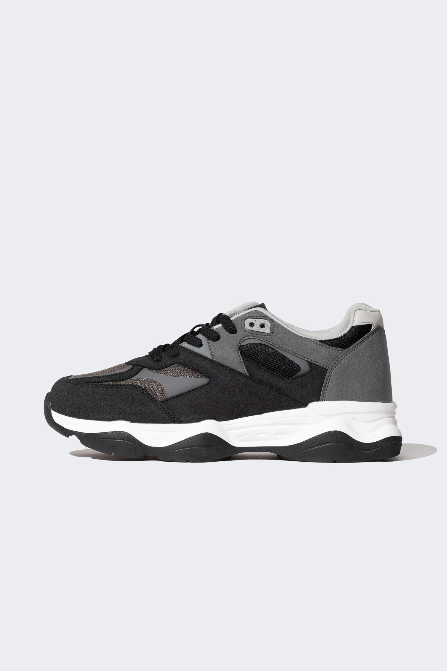 حذاء رياضي رجالي برباط بكعب سميك