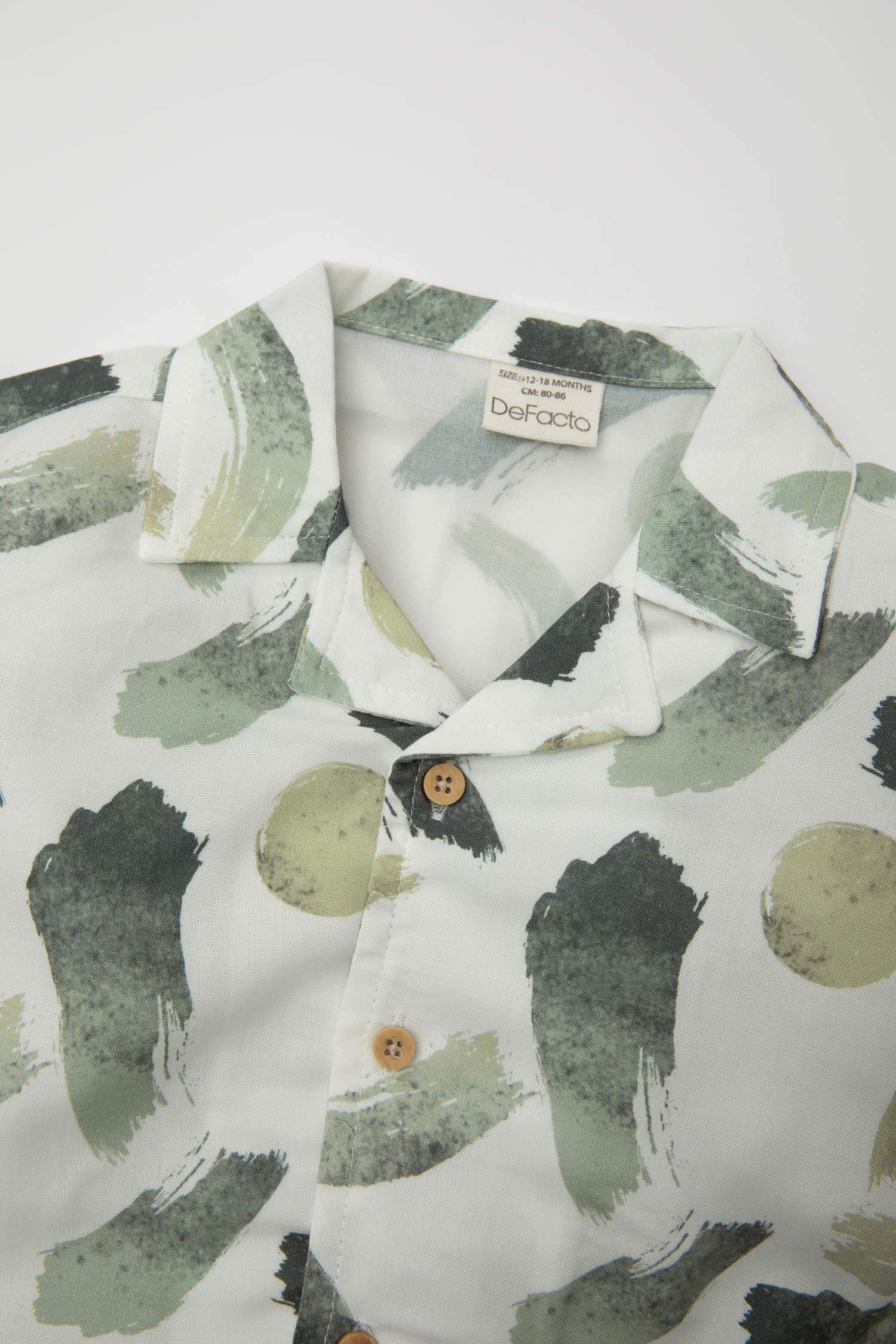 طقم ولادي شورت وقميص بياقة عالية - قطعتين