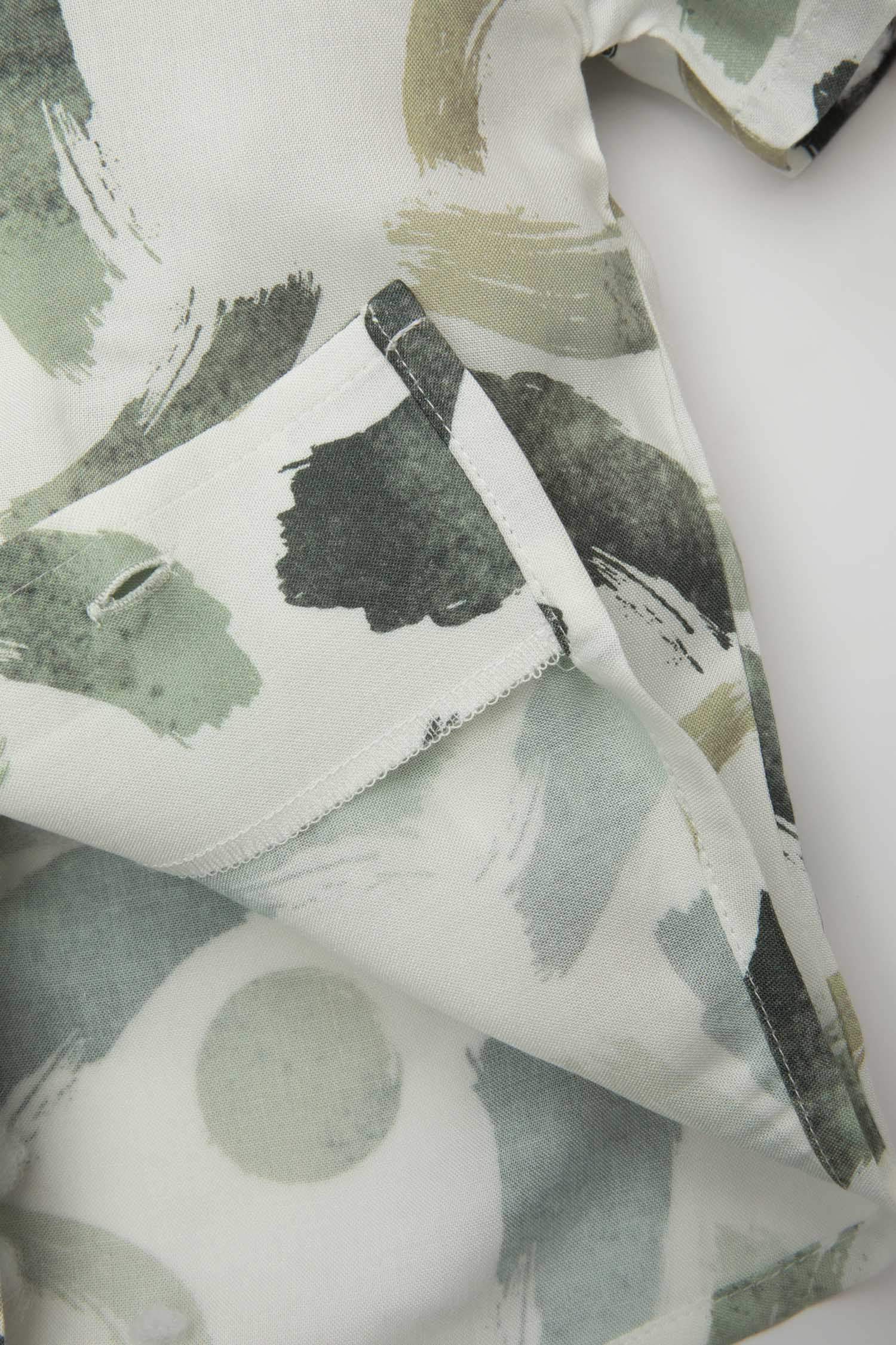 طقم ولادي شورت وقميص بياقة عالية - قطعتين