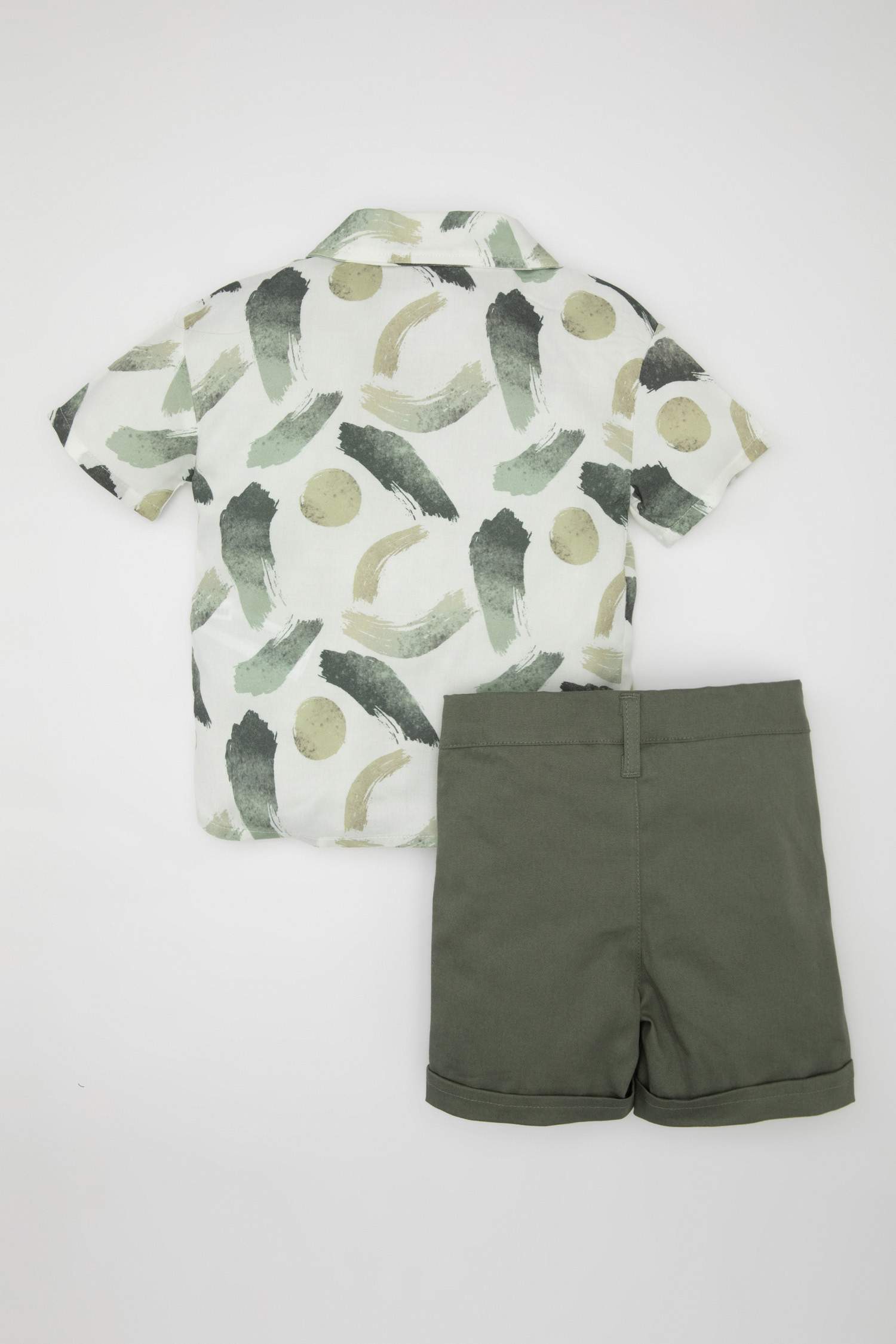 طقم ولادي شورت وقميص بياقة عالية - قطعتين