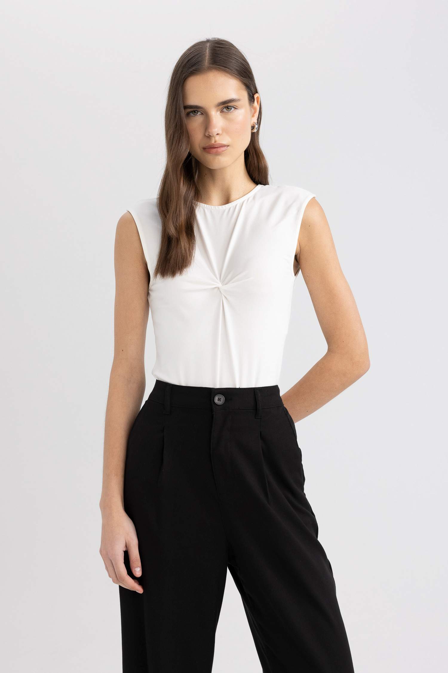 Slim Fit Dar Kesim Bisiklet Yaka Vücuda Oturan Kolsuz Çıtçıtlı Body