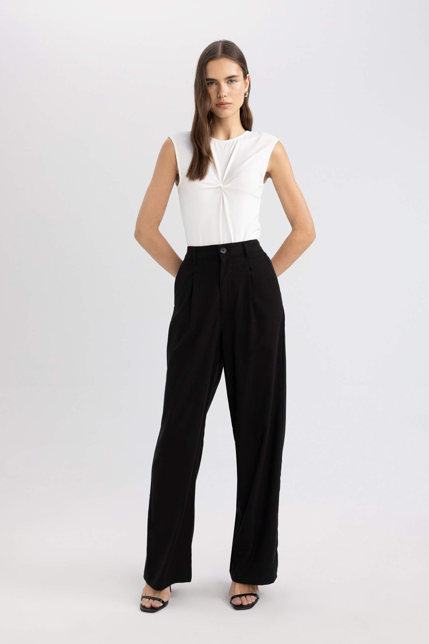 Slim Fit Dar Kesim Bisiklet Yaka Vücuda Oturan Kolsuz Çıtçıtlı Body