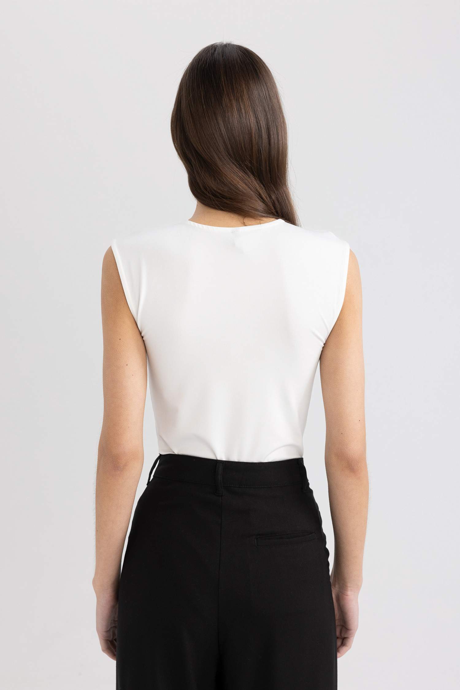 Slim Fit Dar Kesim Bisiklet Yaka Vücuda Oturan Kolsuz Çıtçıtlı Body