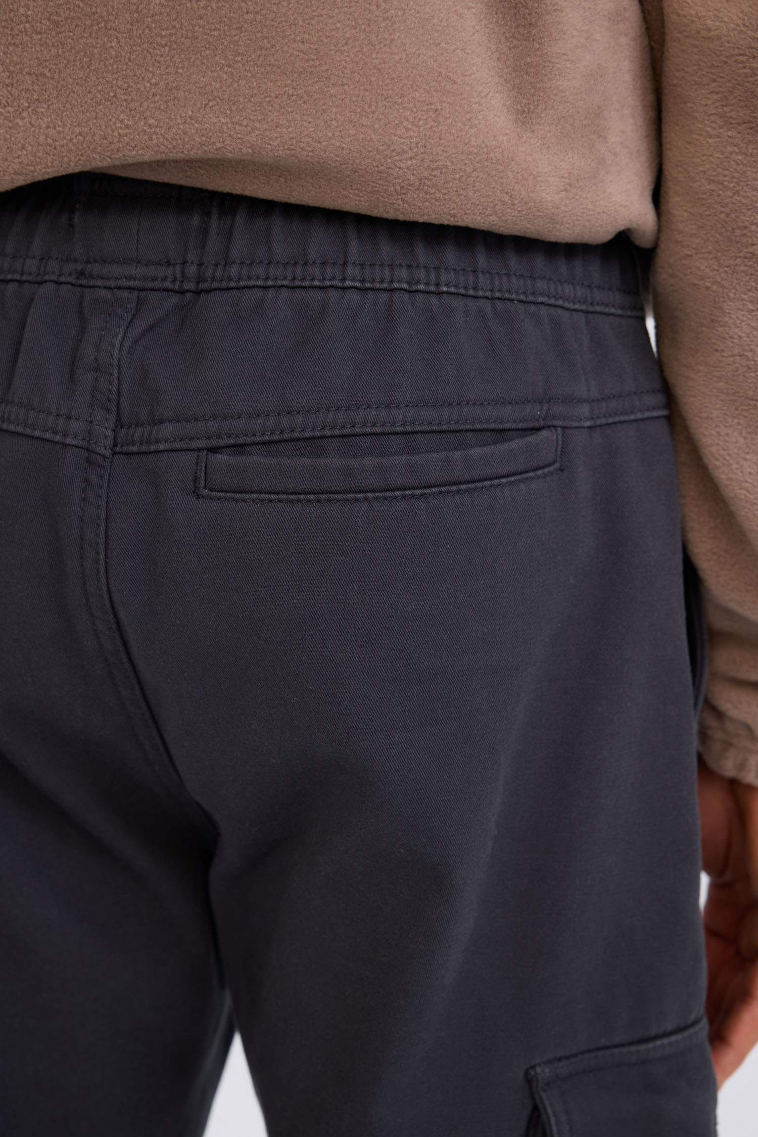 Джоггеры с карманами стандартного кроя