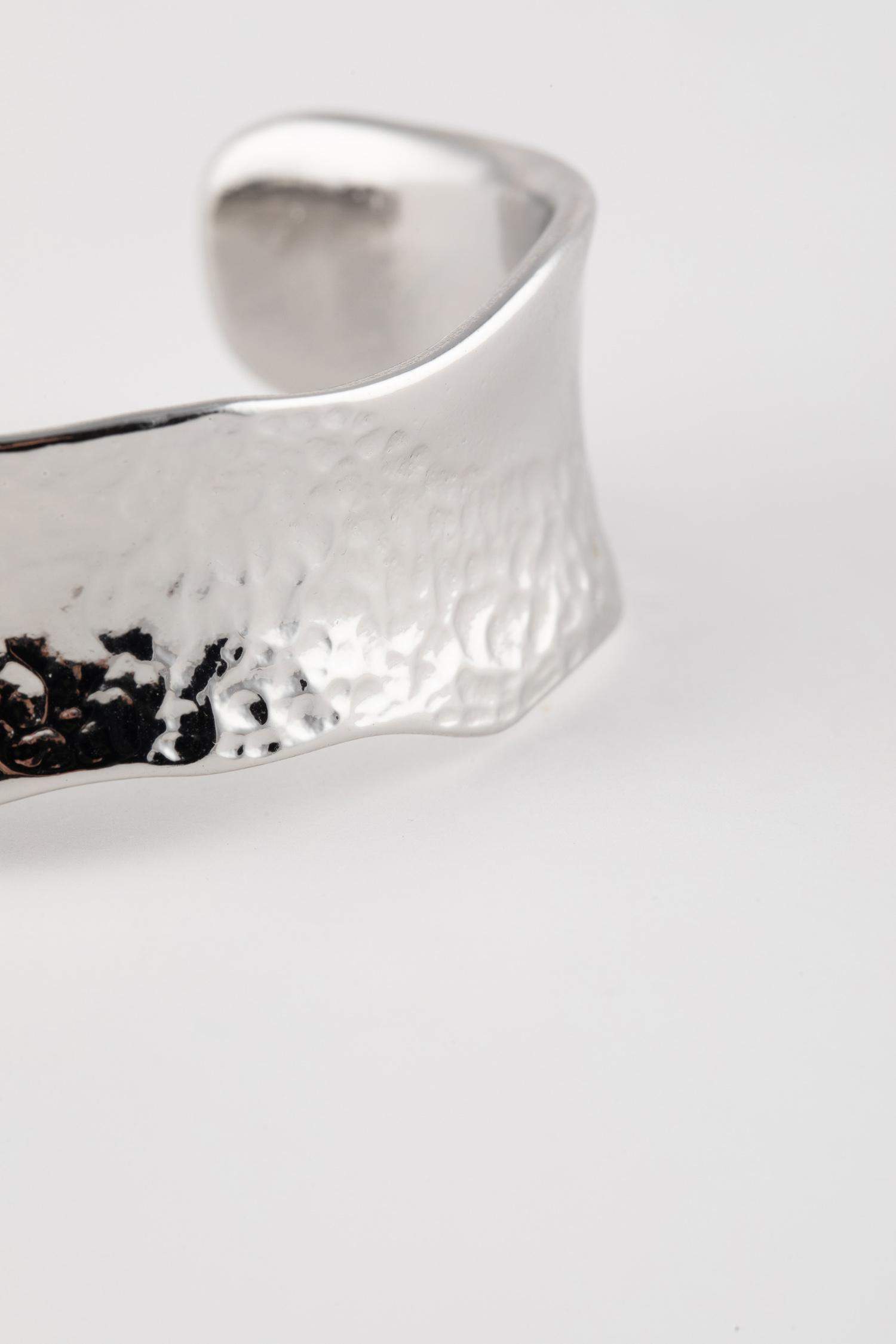 سوار نسائي فضي