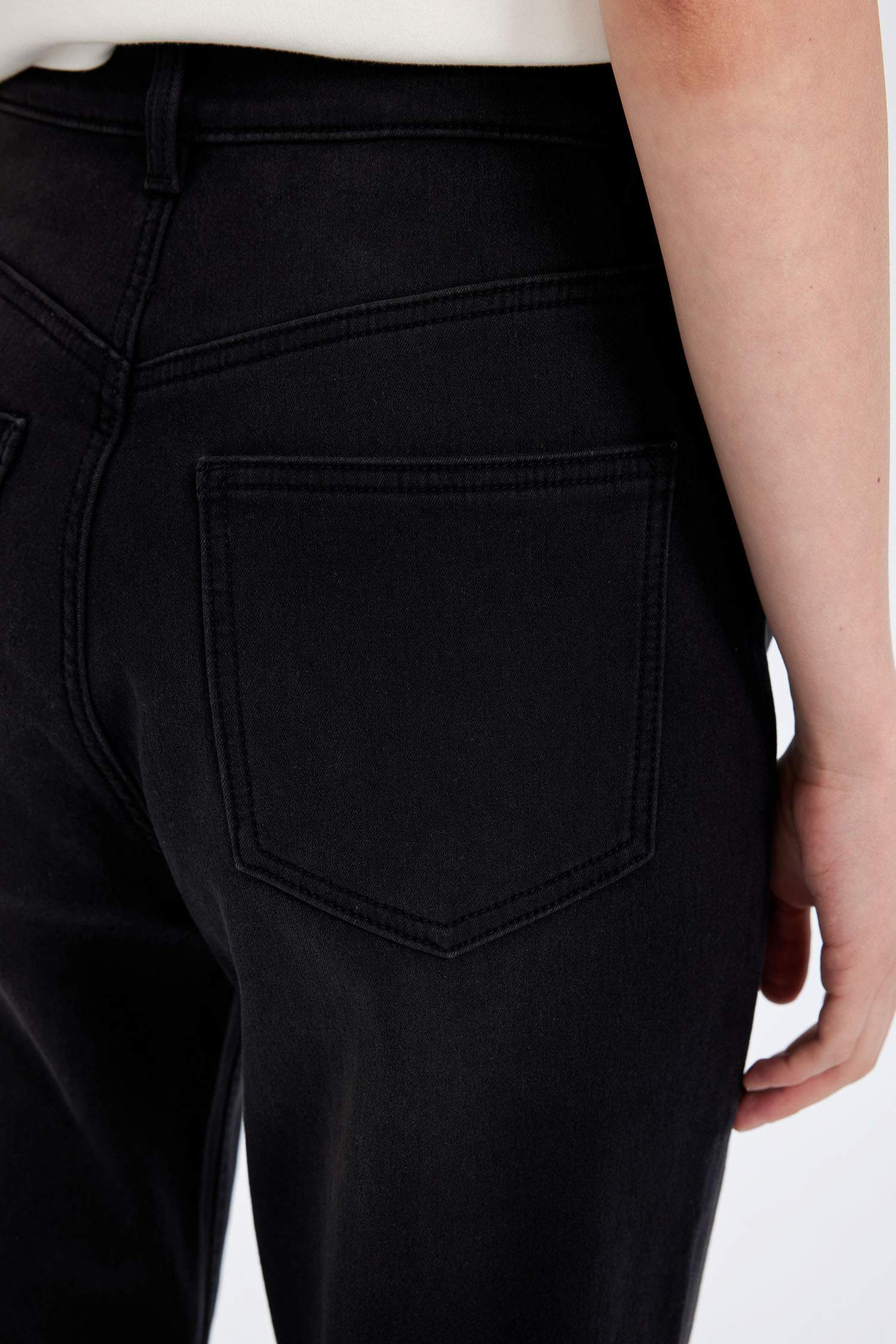 بنطرون جينز لينا كومفرت فيت وخصر عالي