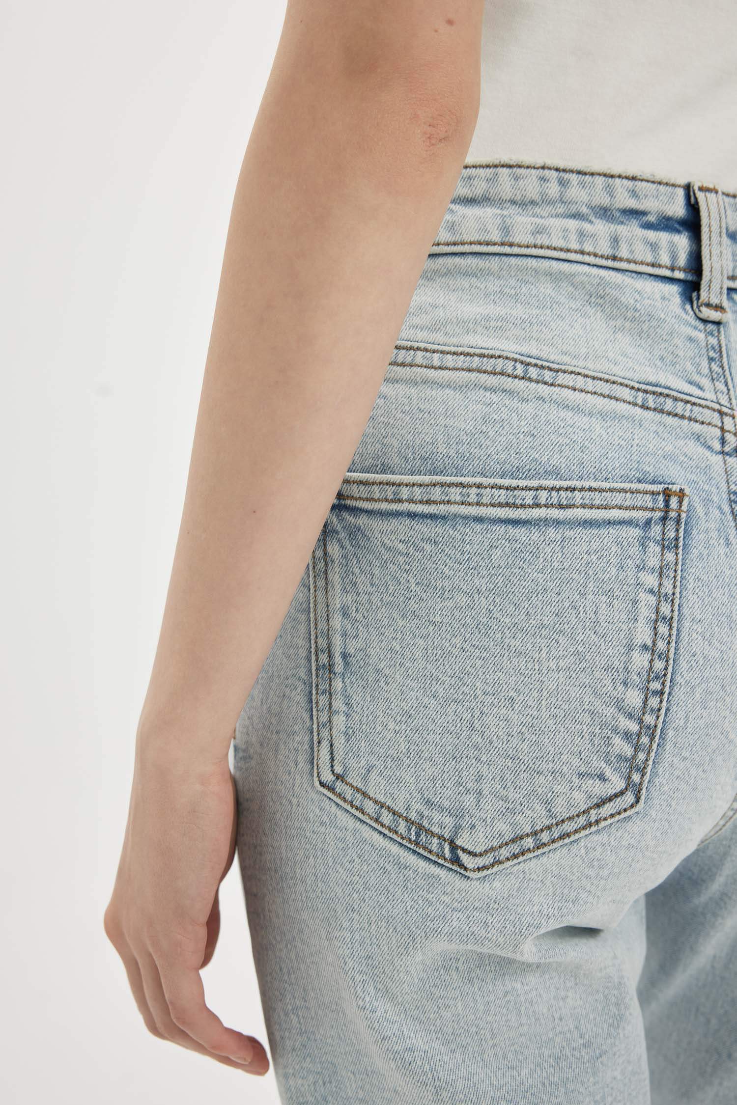 سروال جينز قصة مستقيمة بخصر عالي