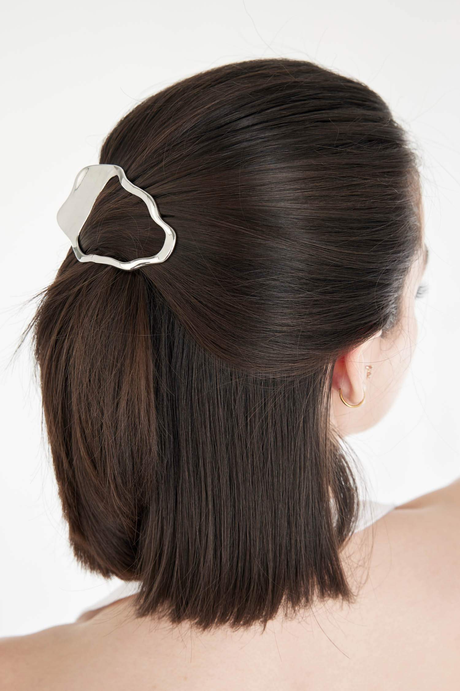 كلبس شعر نسائي فضي