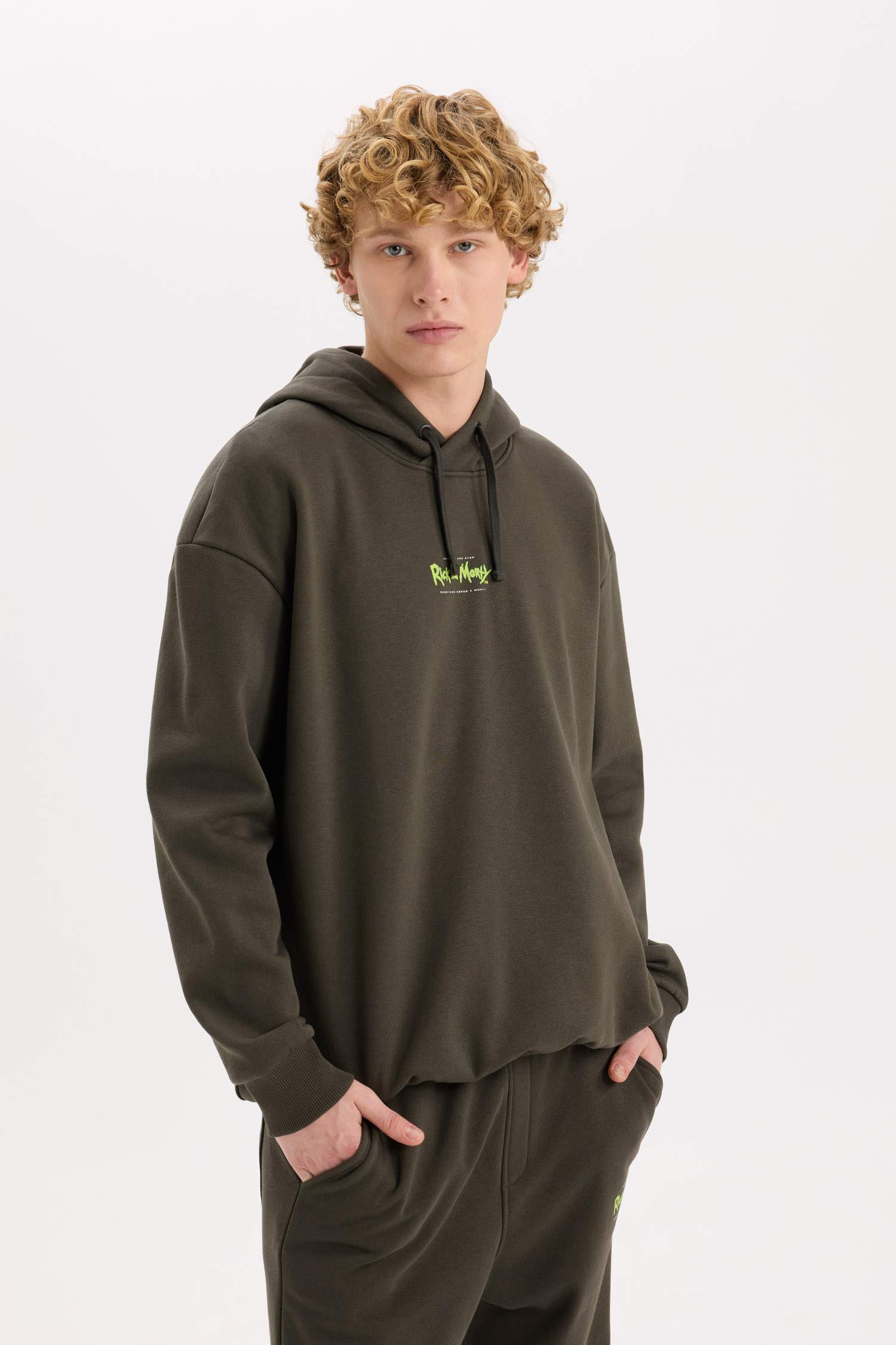 Rick and Morty Boxy Fit Kapüşonlu Sırt Baskılı Sweatshirt