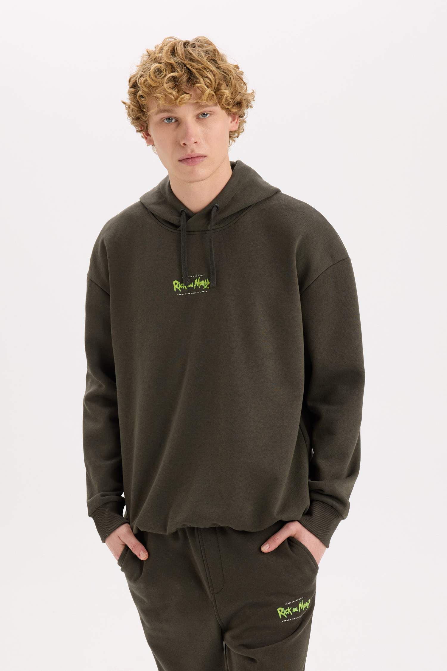 Rick and Morty Boxy Fit Kapüşonlu Sırt Baskılı Sweatshirt