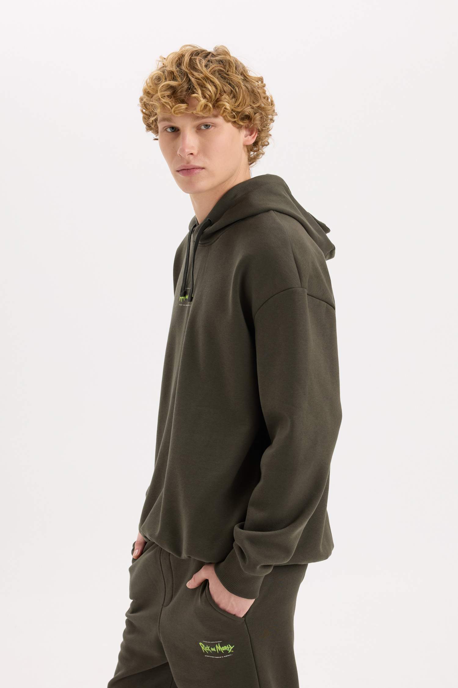 Rick and Morty Boxy Fit Kapüşonlu Sırt Baskılı Sweatshirt