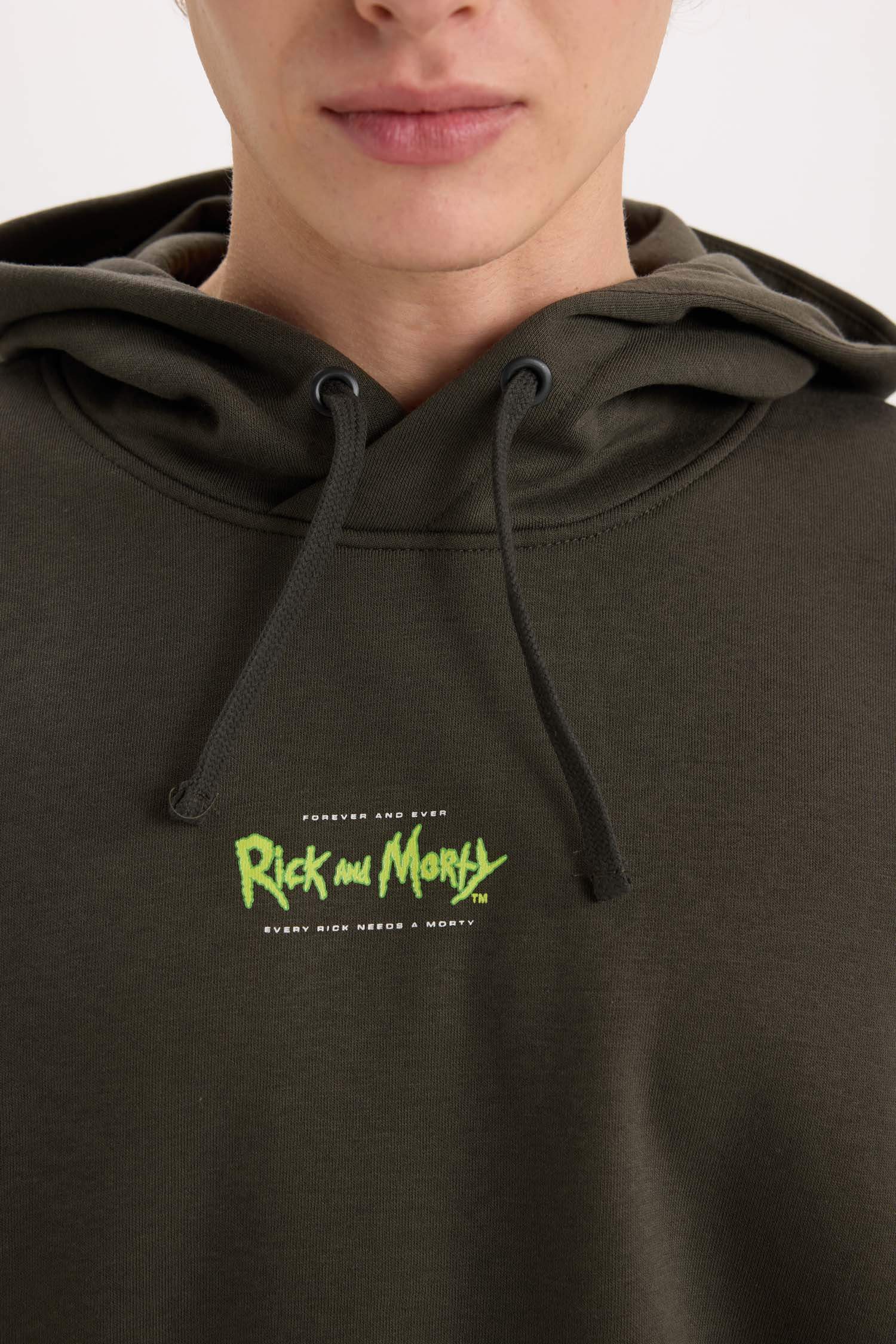 Rick and Morty Boxy Fit Kapüşonlu Sırt Baskılı Sweatshirt