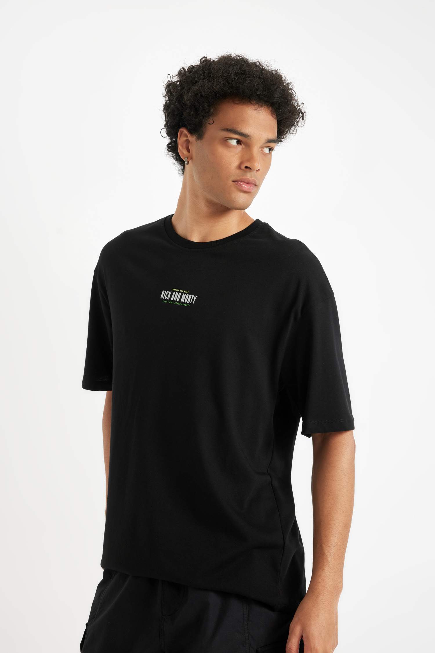 تيشيرت أوفر سايز مطبوع برقبة مستديرة من ريك ومورتي