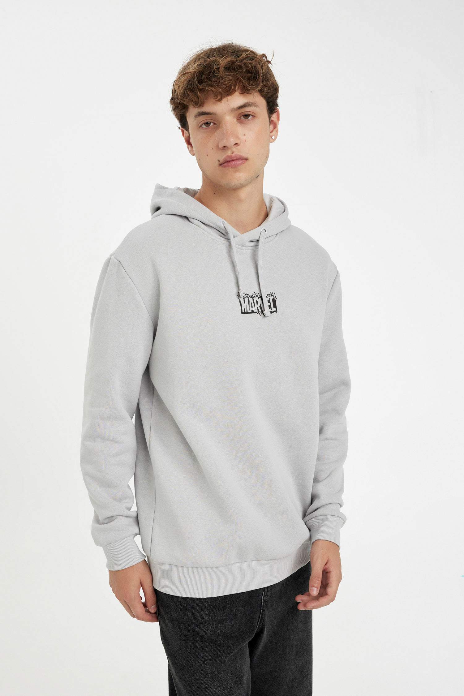 سويت شيرت قصة عادية بغطاء للرأس مرخص من Marvel