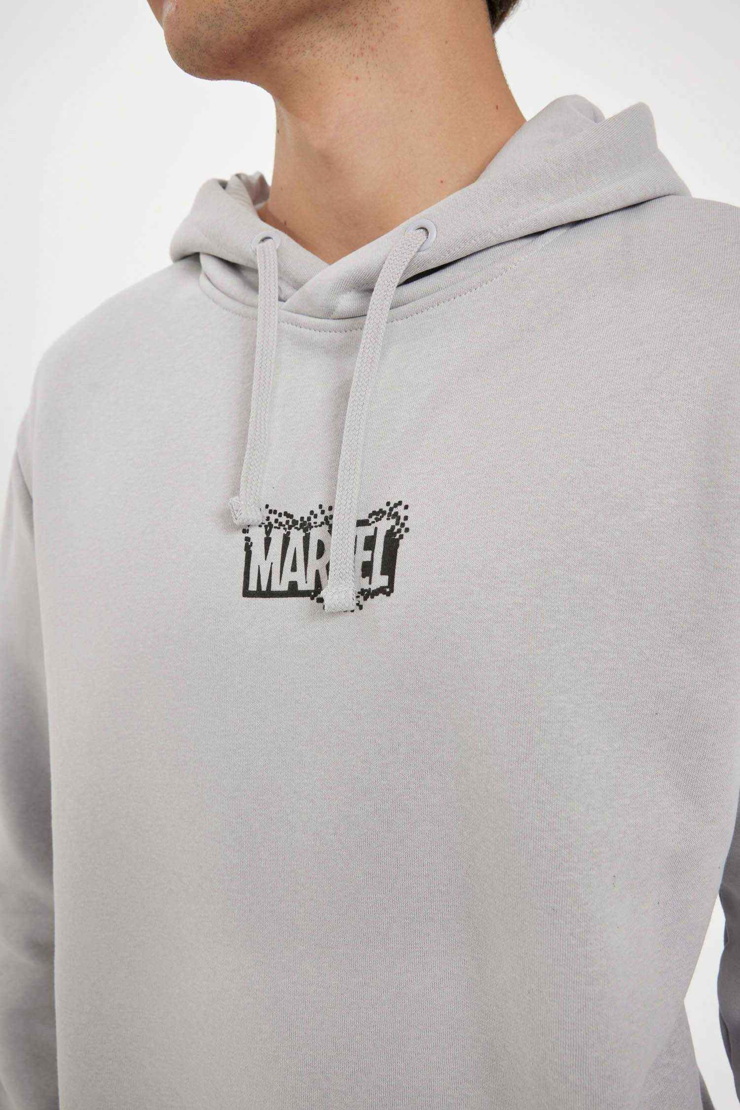 سويت شيرت قصة عادية بغطاء للرأس مرخص من Marvel