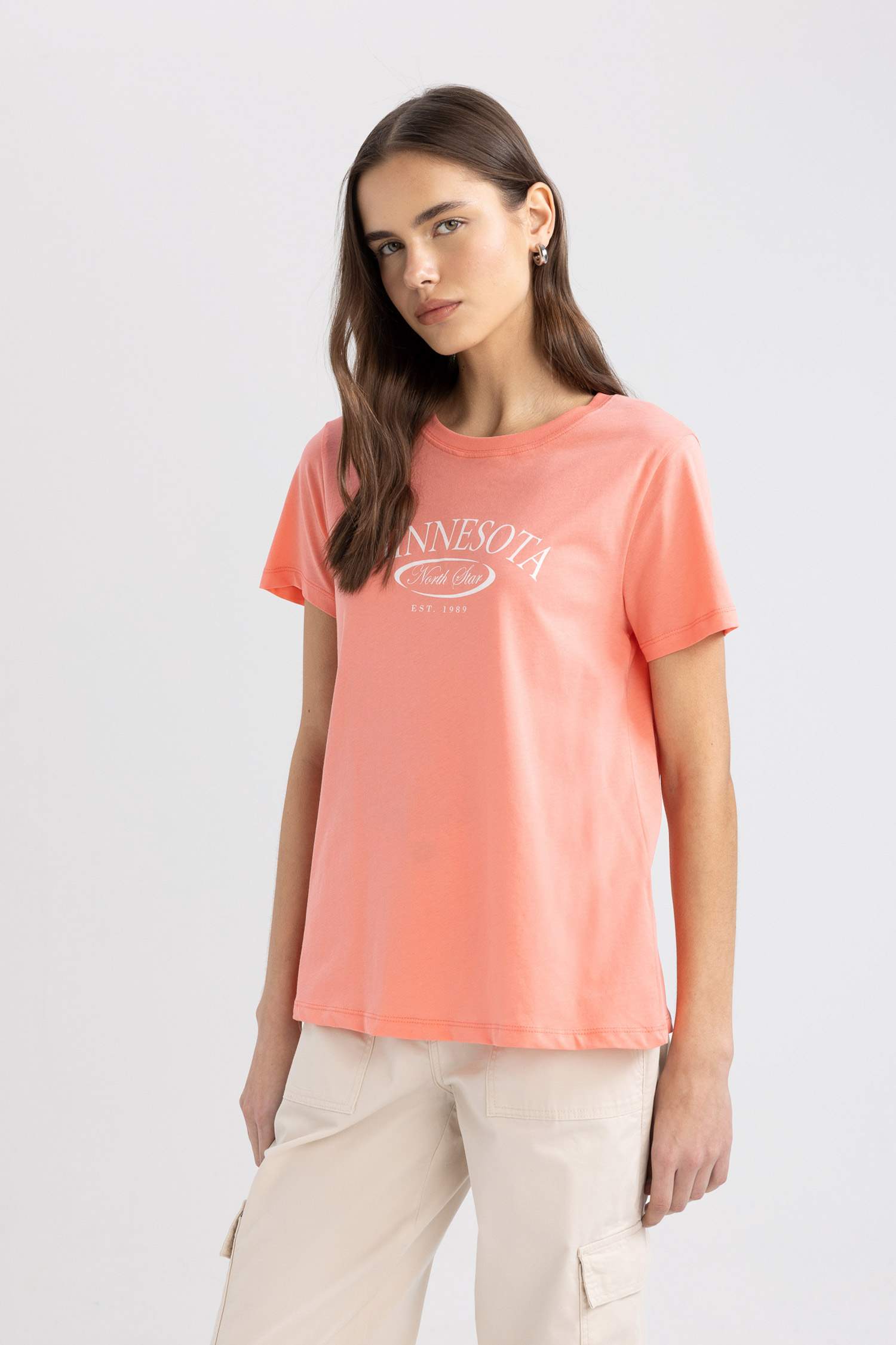 تيشيرت نص كم بطبعة شعار قصة عادية