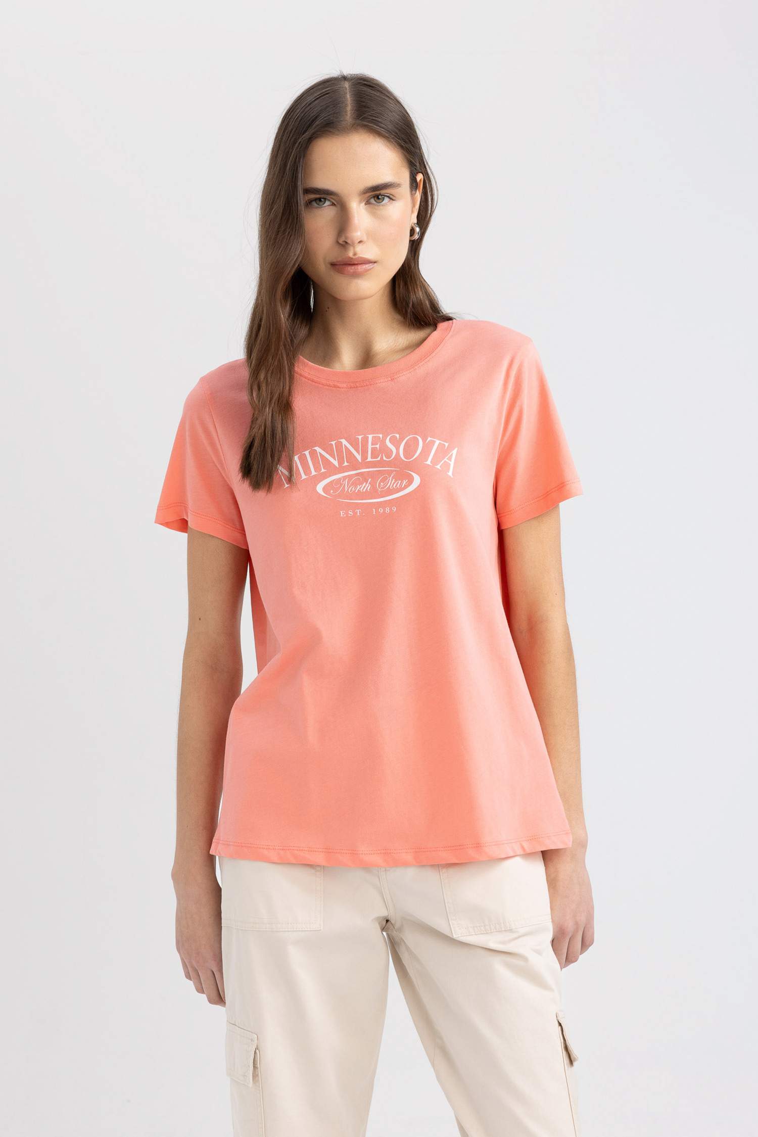 تيشيرت نص كم بطبعة شعار قصة عادية