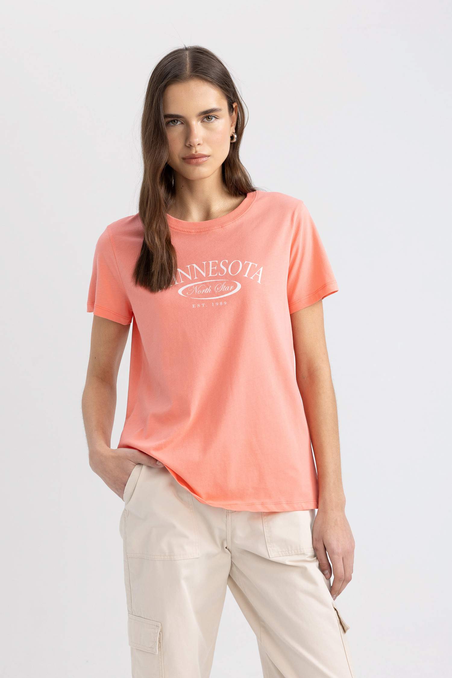 تيشيرت نص كم بطبعة شعار قصة عادية