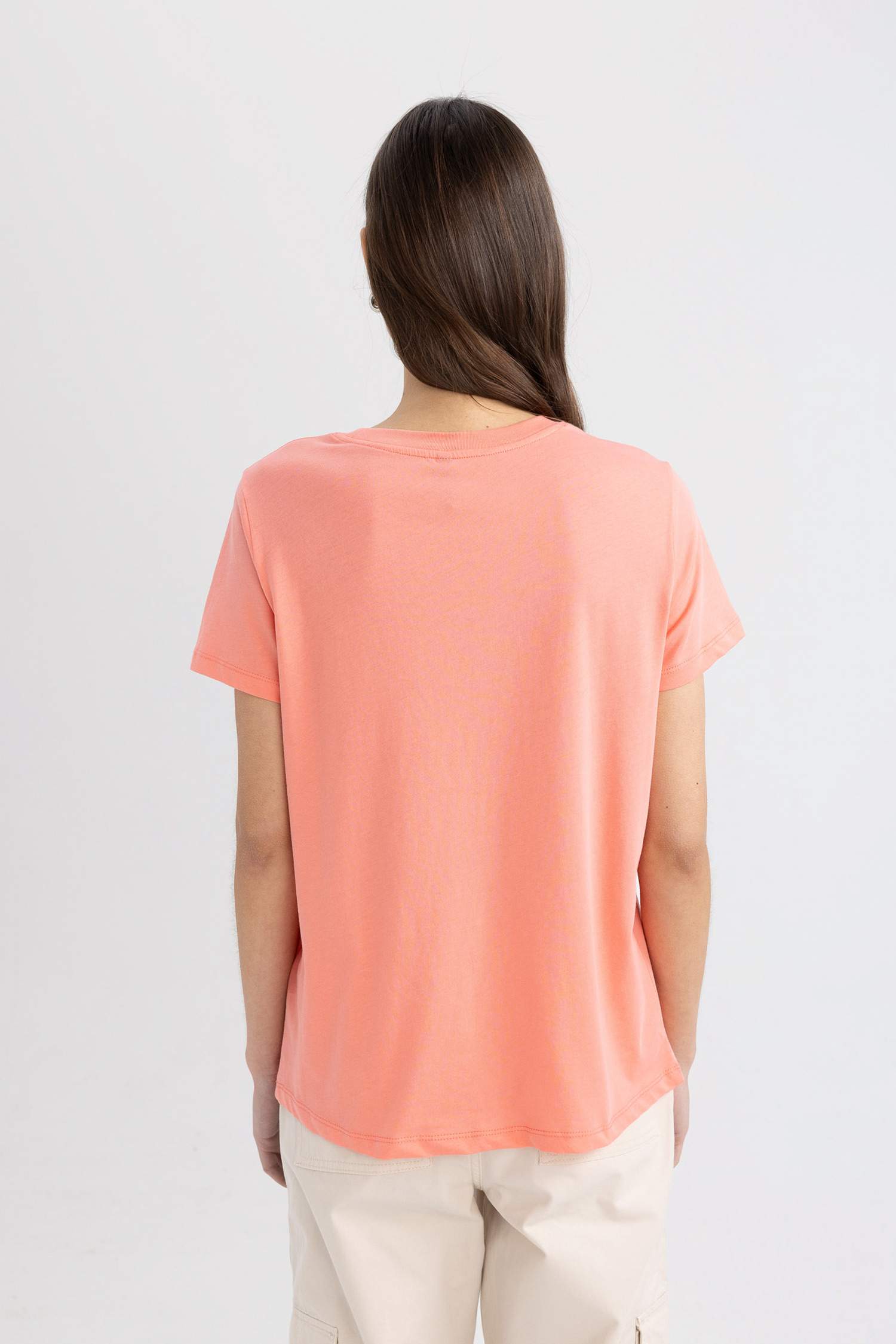 تيشيرت نص كم بطبعة شعار قصة عادية