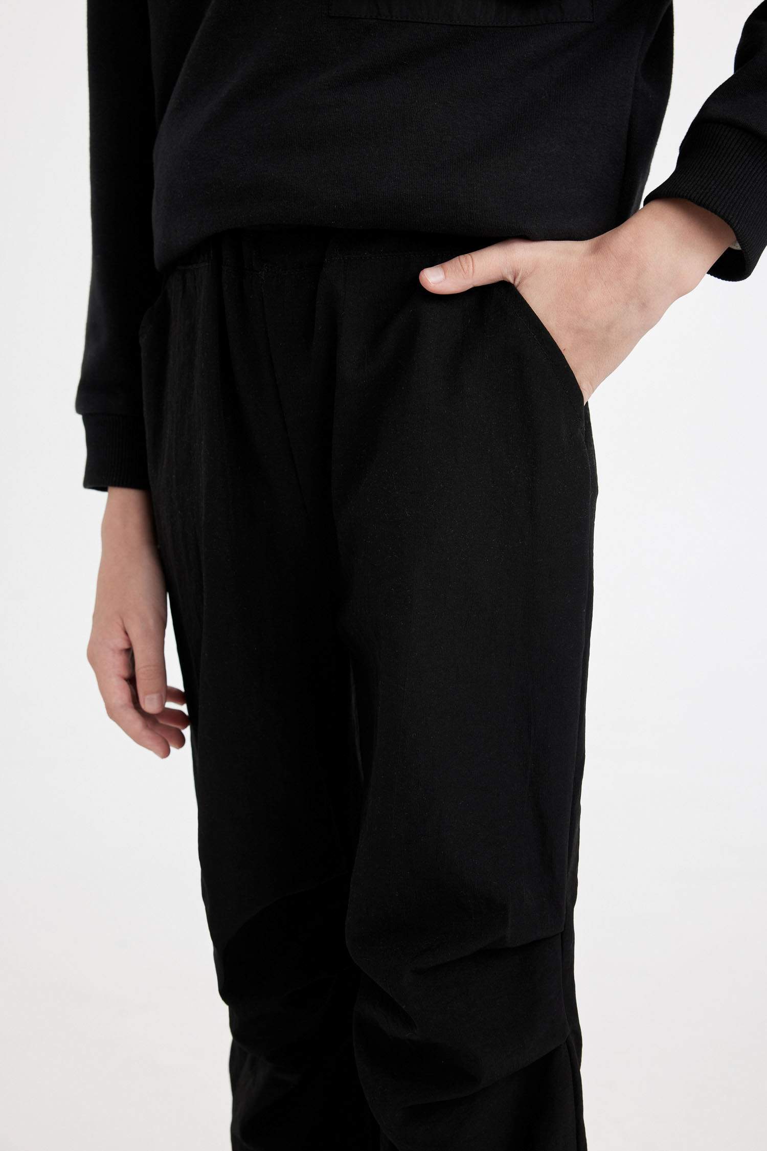 Erkek Çocuk Beli ve Paçası Lastikli Paraşüt Jogger Pantolon