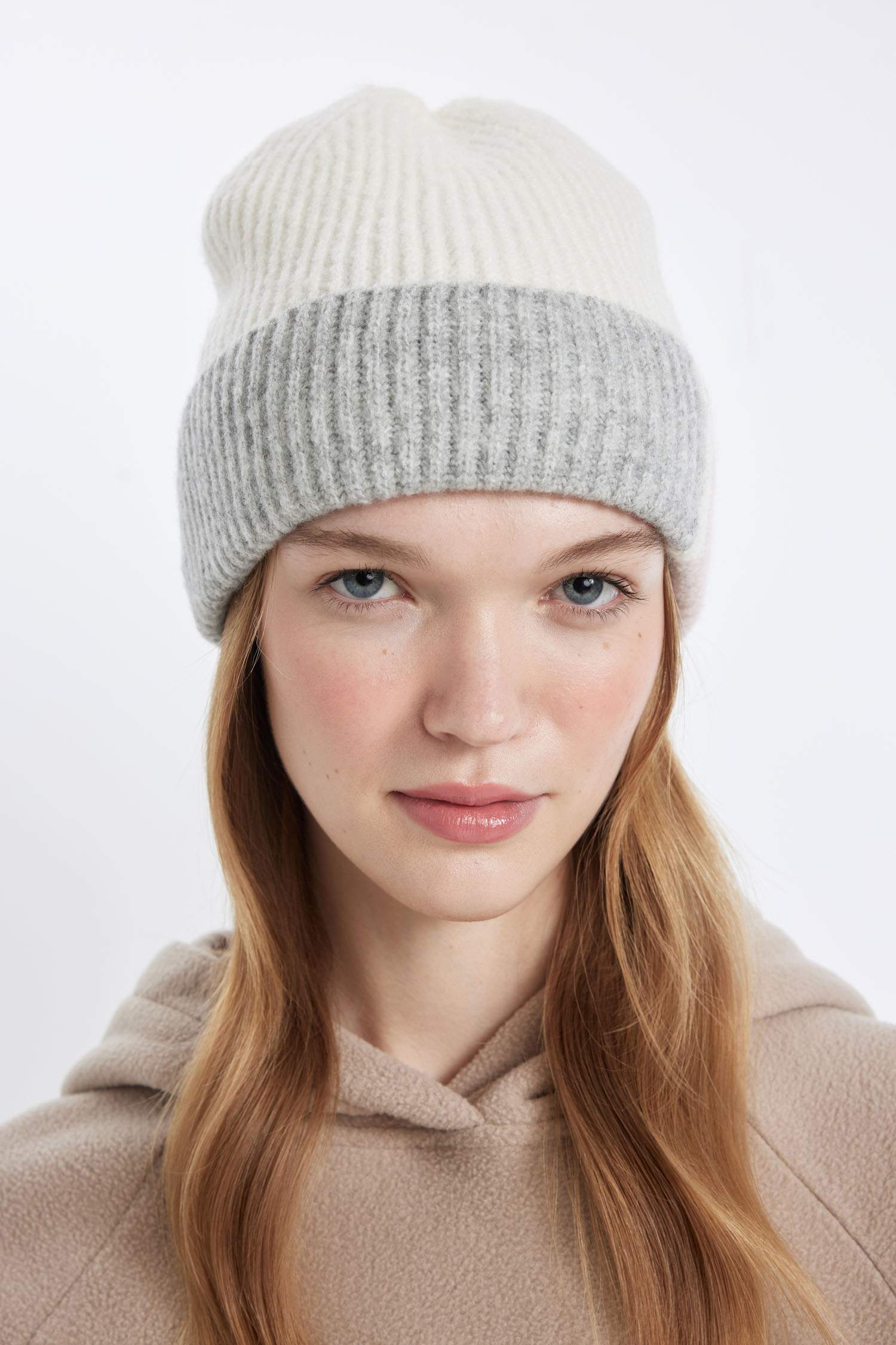 Woman Basic Flat Knitted Beanie