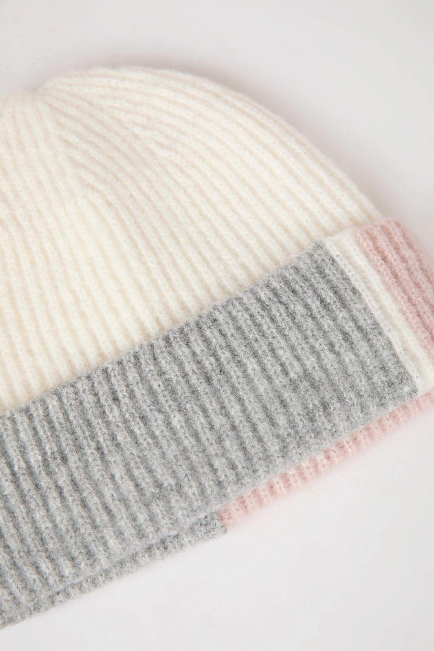 Woman Basic Flat Knitted Beanie