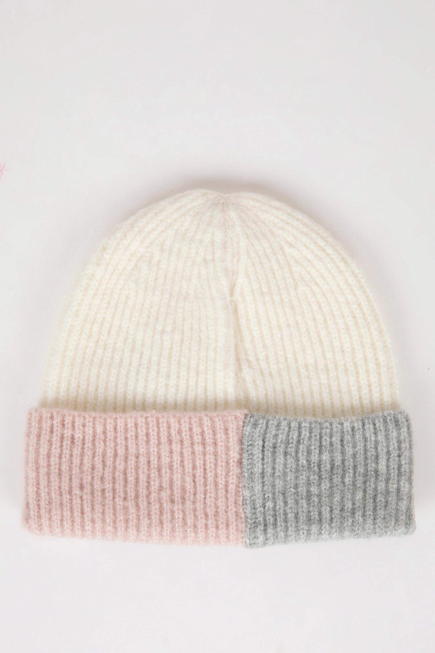 Woman Basic Flat Knitted Beanie