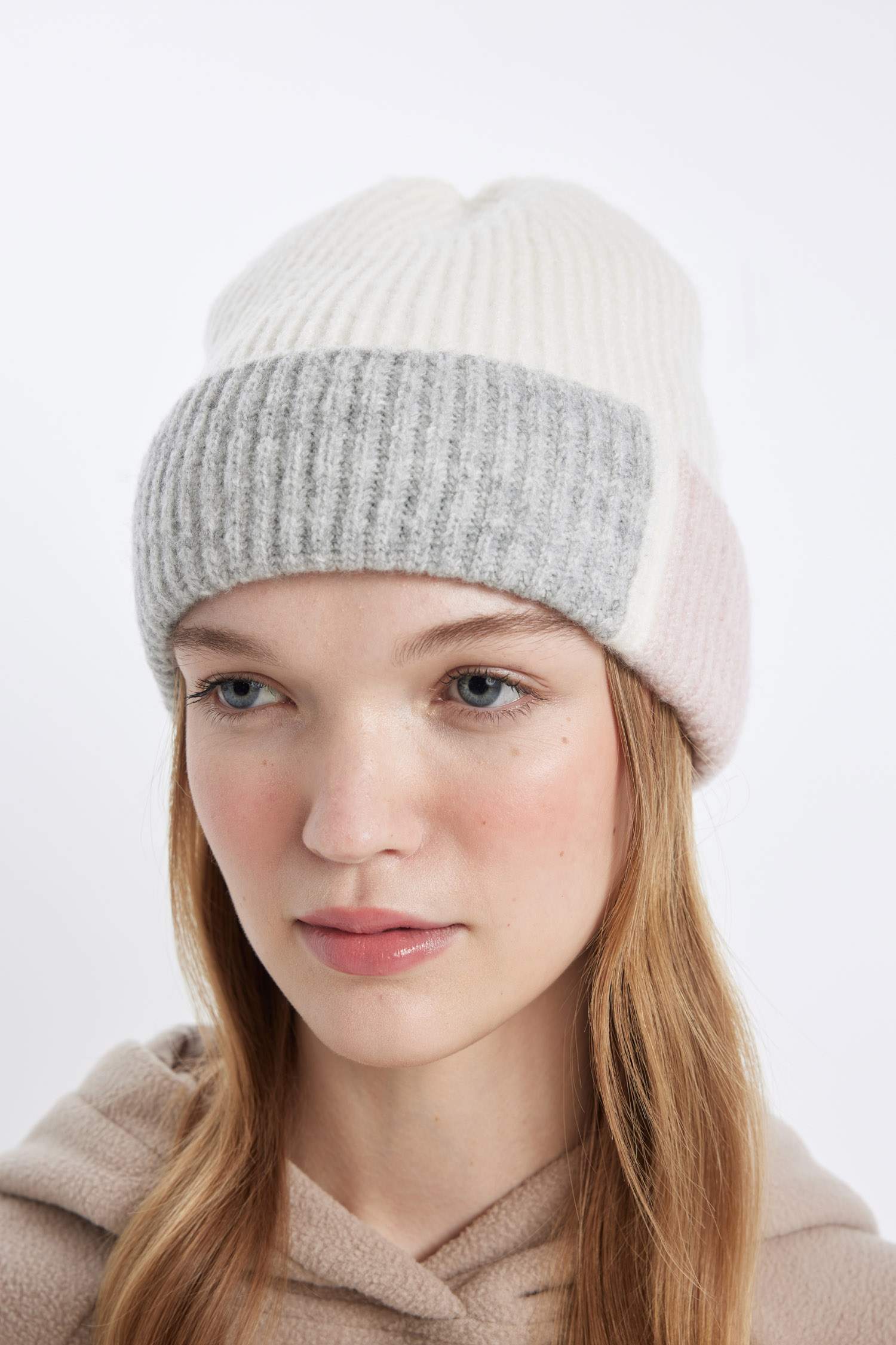 Woman Basic Flat Knitted Beanie