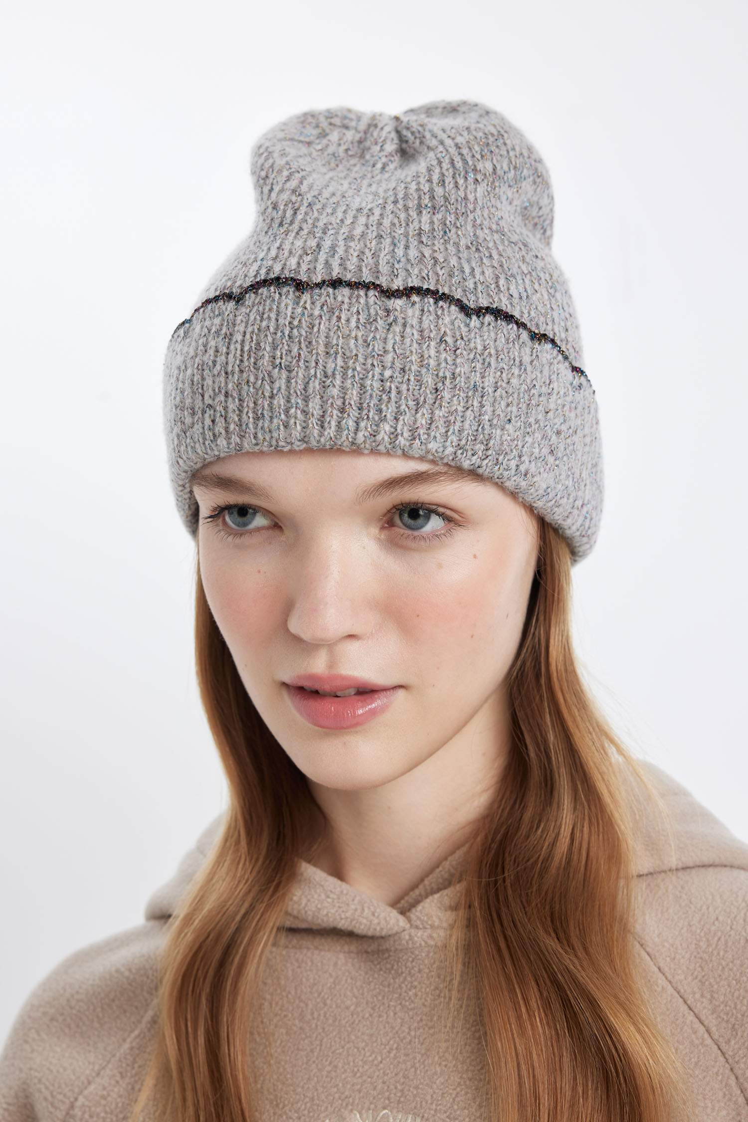 Woman Basic Knitted Beanie