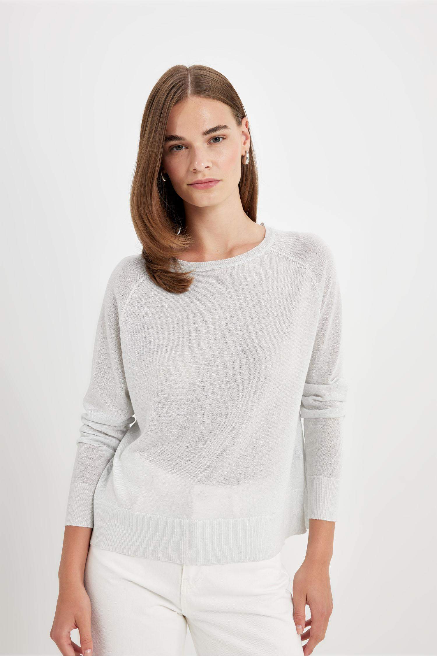 بلوفر تريكو قصة عادية برقبة مستديرة