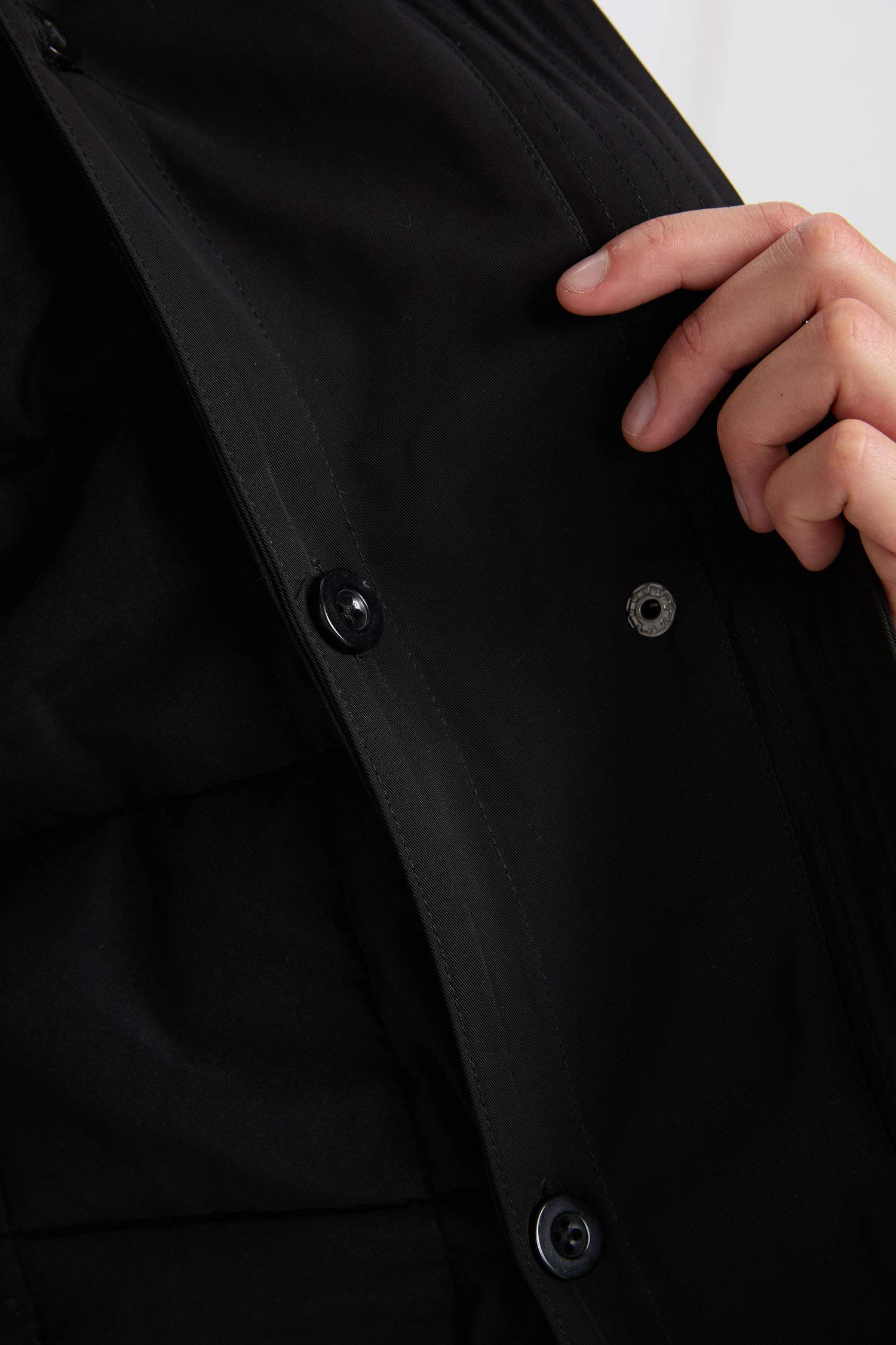 Su Geçirmez Kapüşonlu Cepli Çıtçıtlı İçi Çıkarılabilir Mont