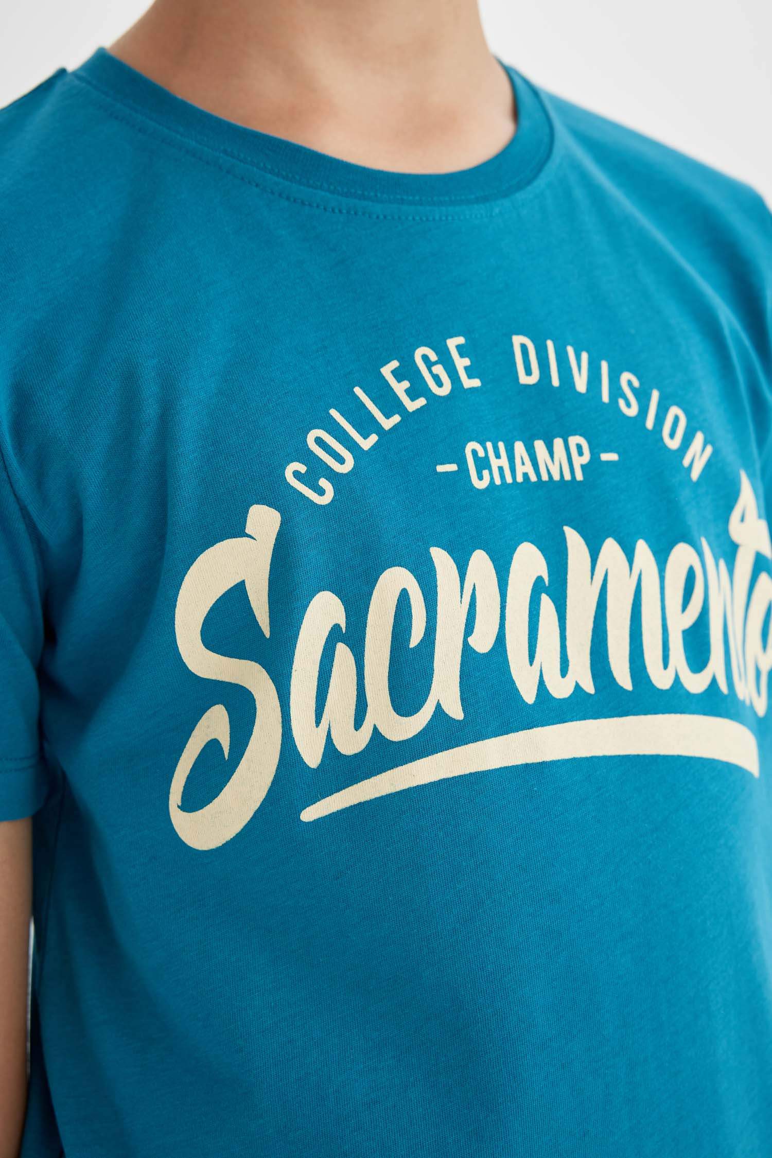 تيشيرت اولادي نص كم قصة عادية برقبة مستديرة