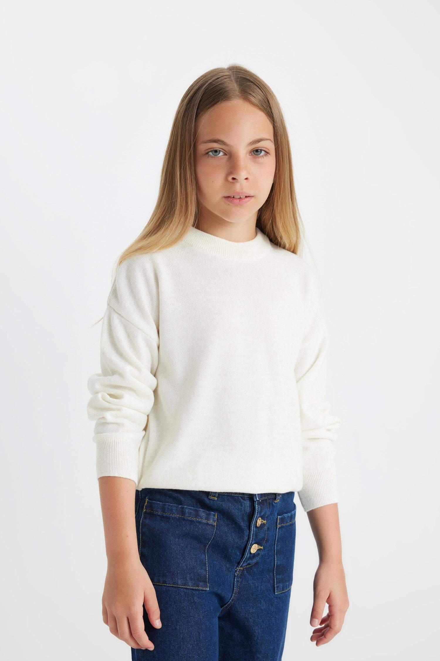 Свитер стандартного кроя с круглым вырезом для девочек