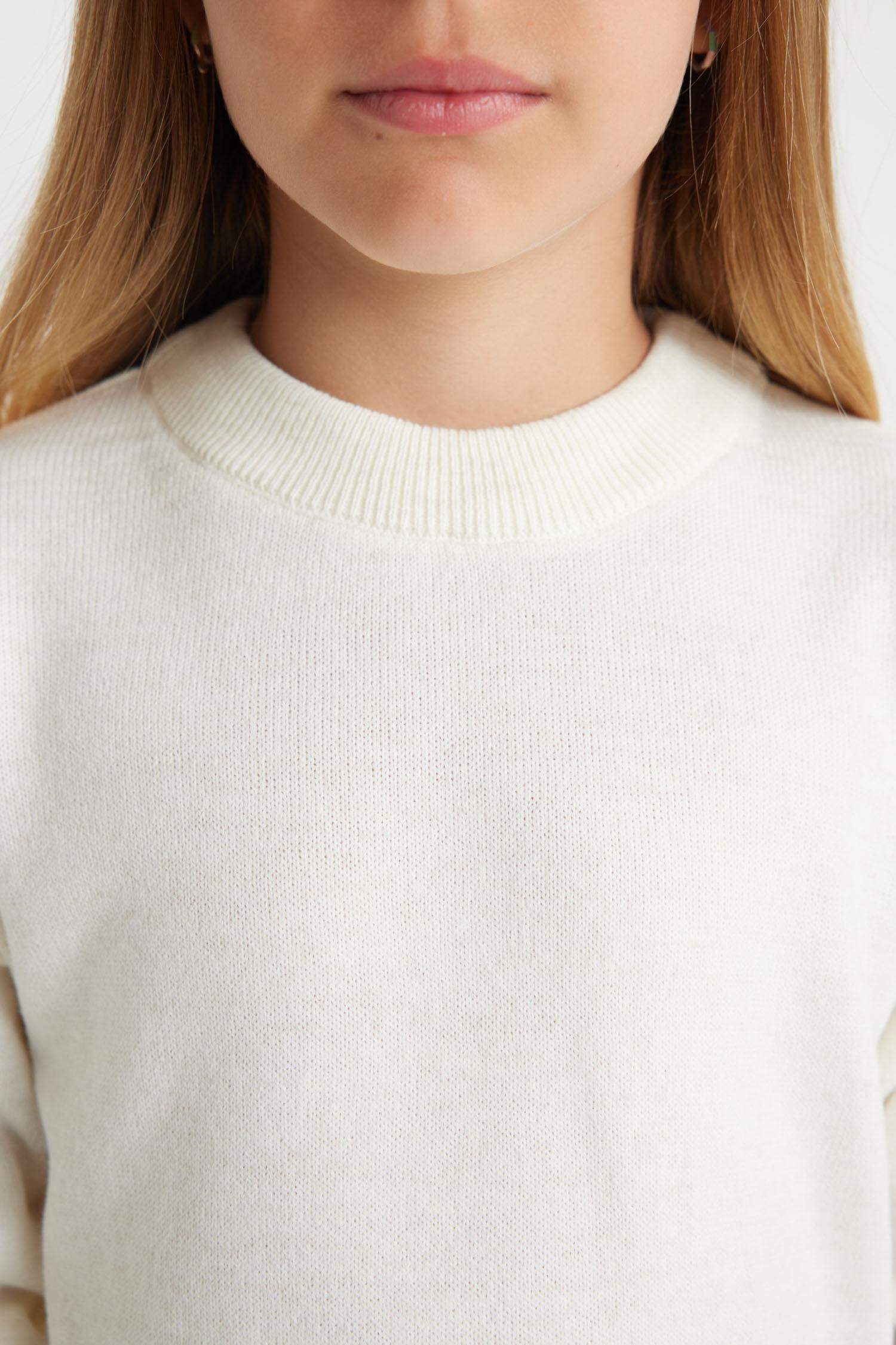 Свитер стандартного кроя с круглым вырезом для девочек