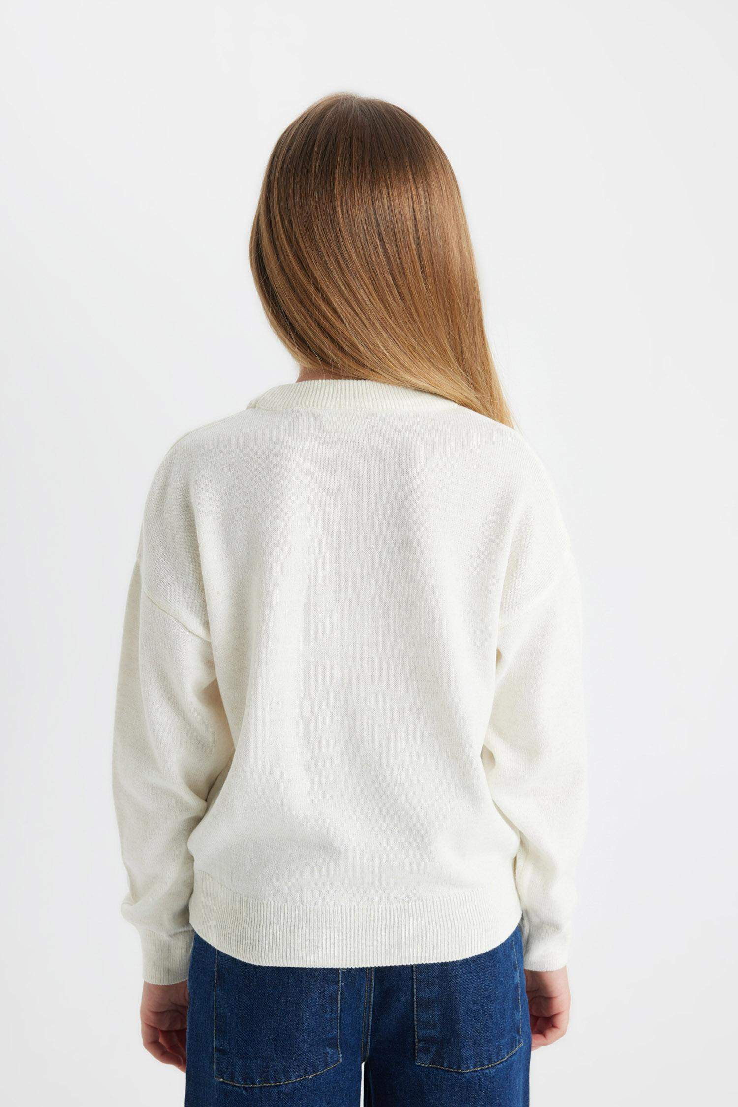 Свитер стандартного кроя с круглым вырезом для девочек