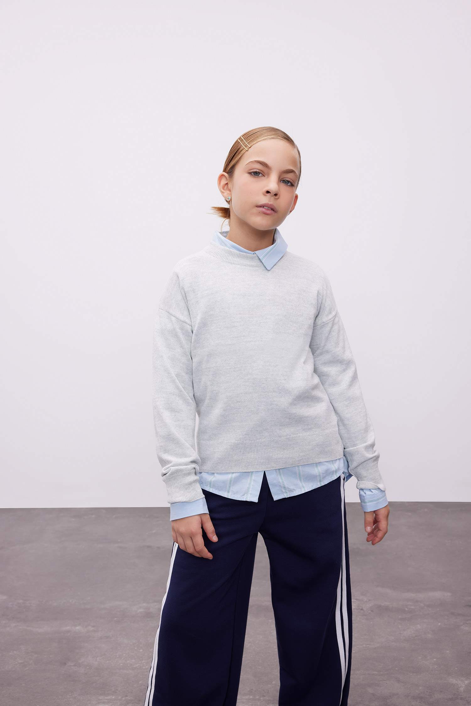 بلوفر تريكو بيزك بناتي قصة عادية برقبة مستديرة ميلانج رمادي فاتح