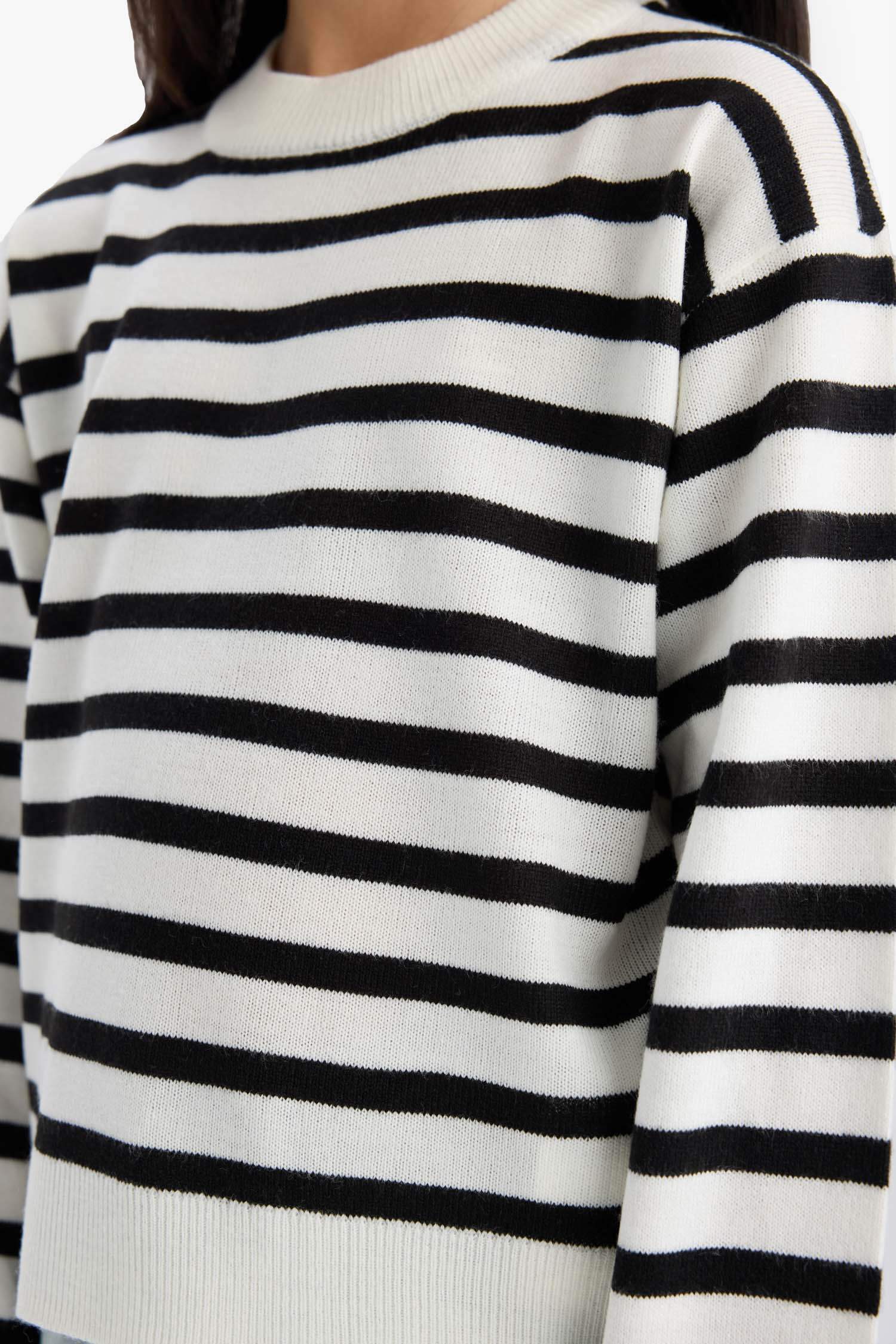 بلوفر قصة عادية بياقة مستديرة