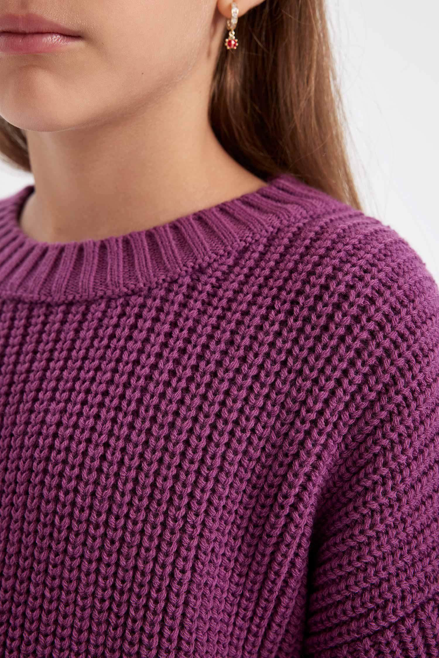 Свитер стандартного кроя с круглым вырезом для девочек