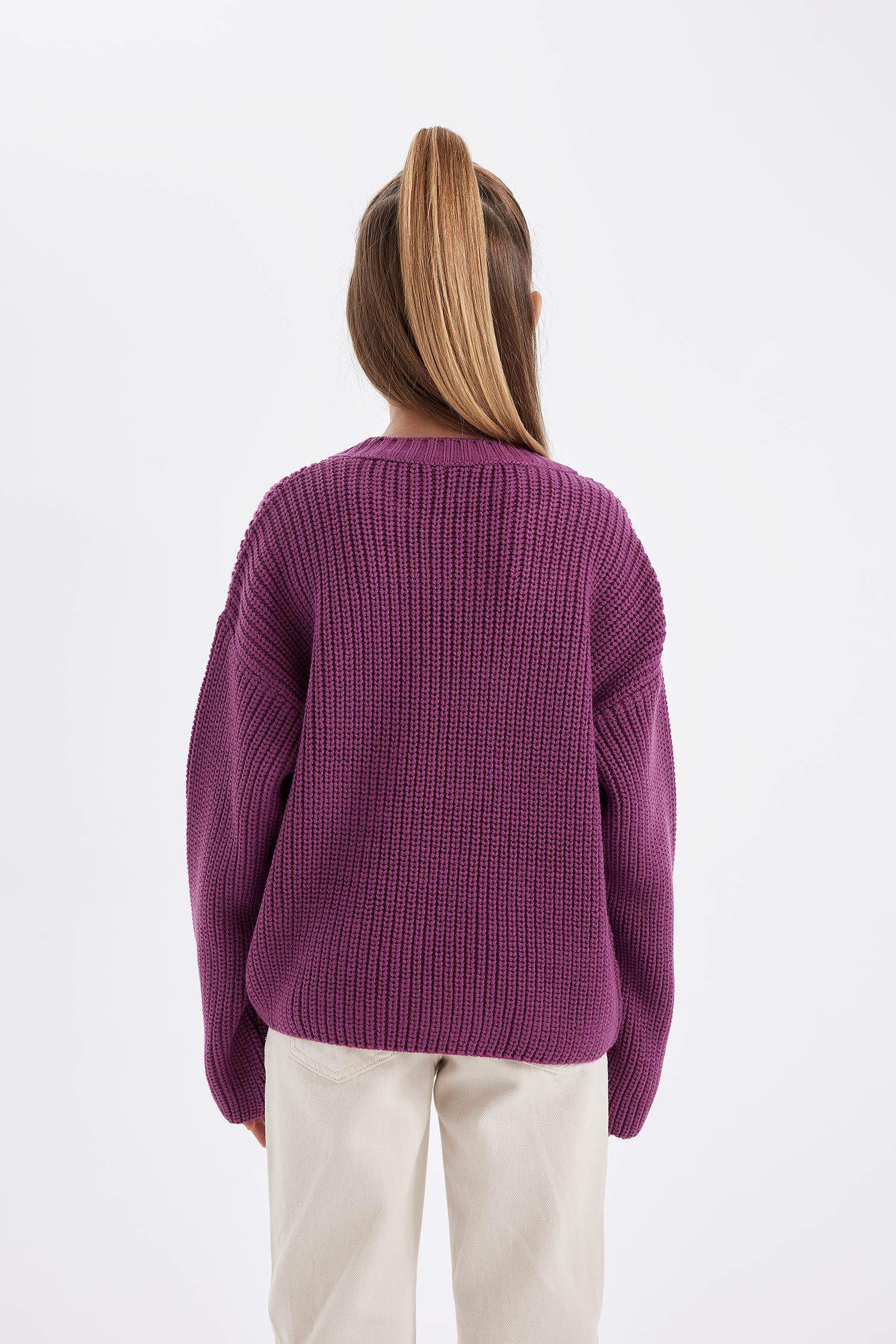 Свитер стандартного кроя с круглым вырезом для девочек