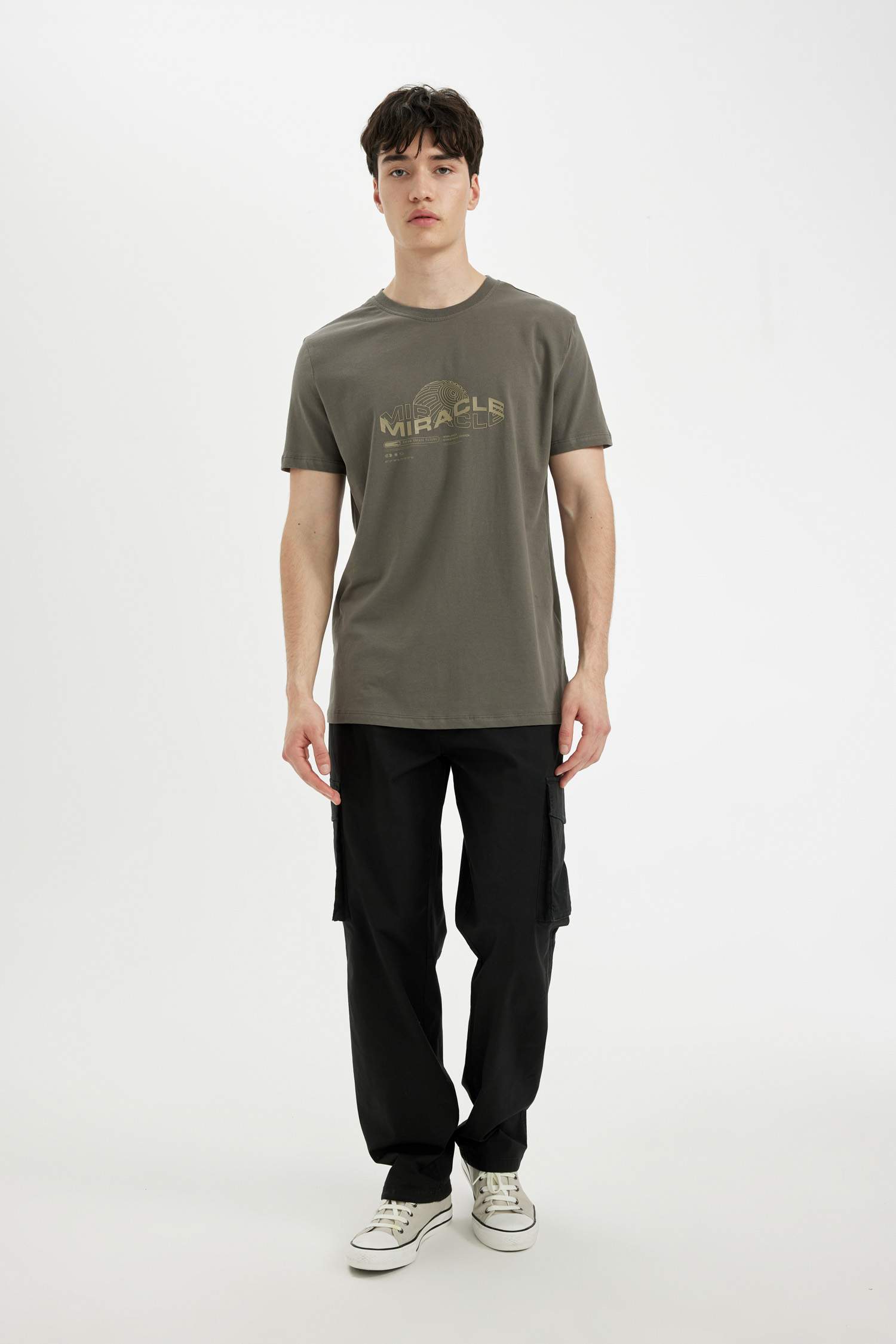 تيشيرت سليم فيت مطبوع برقبة مستديرة