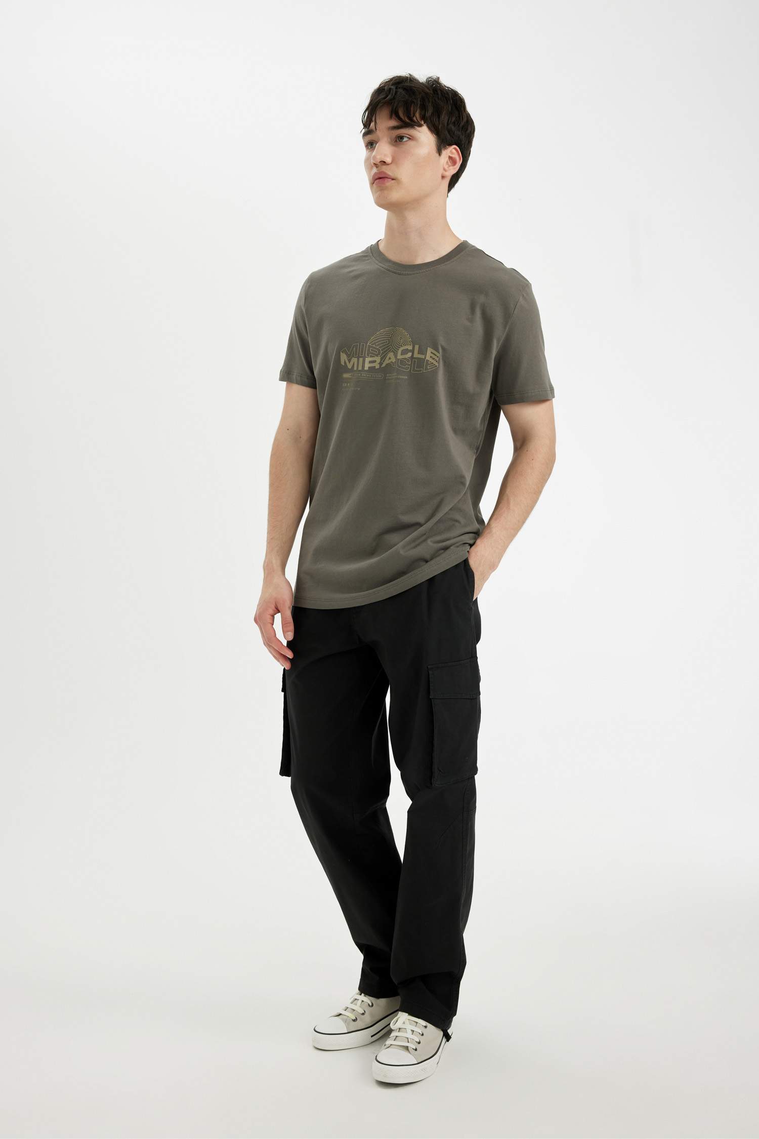 تيشيرت سليم فيت مطبوع برقبة مستديرة