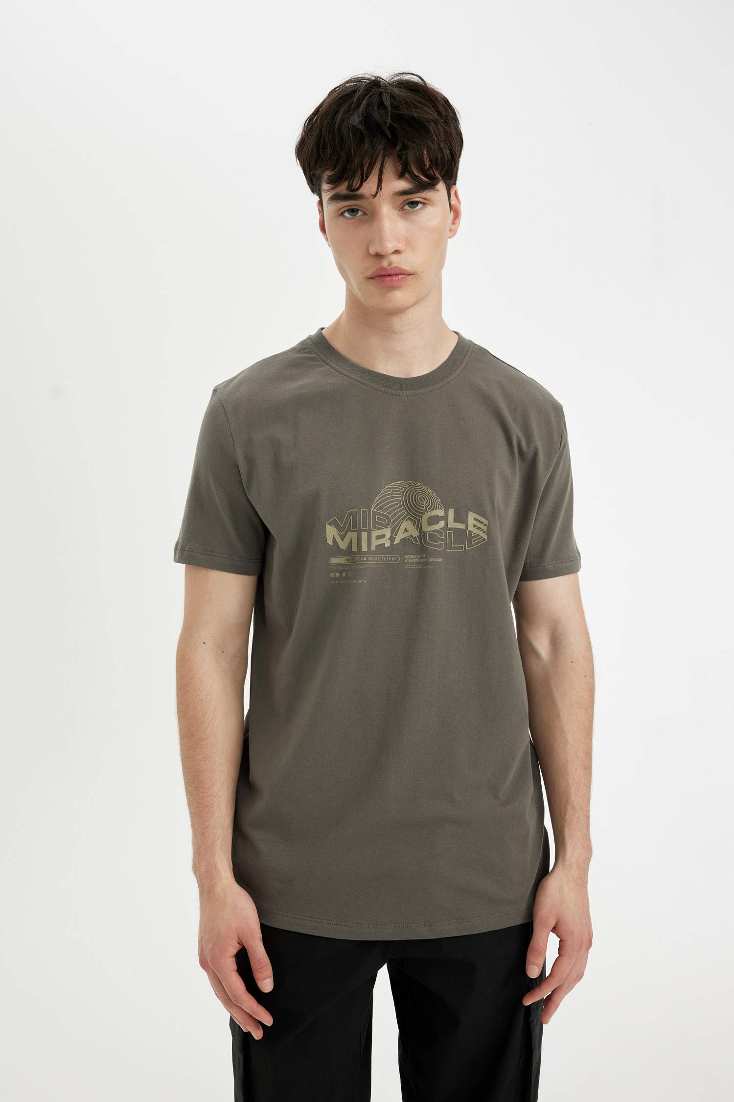 تيشيرت سليم فيت مطبوع برقبة مستديرة